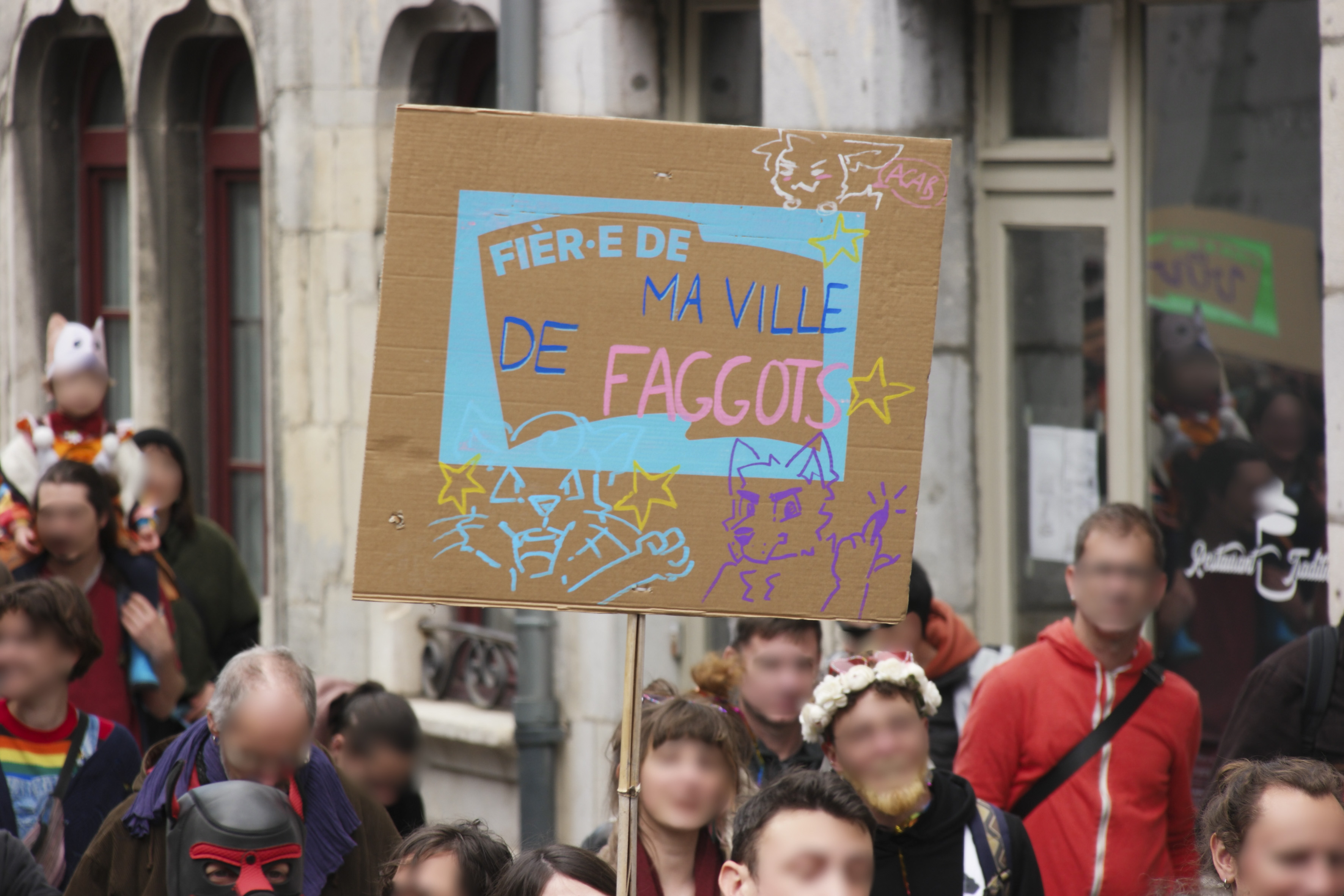 Une pancarte fièr·e de ma ville de Faggots