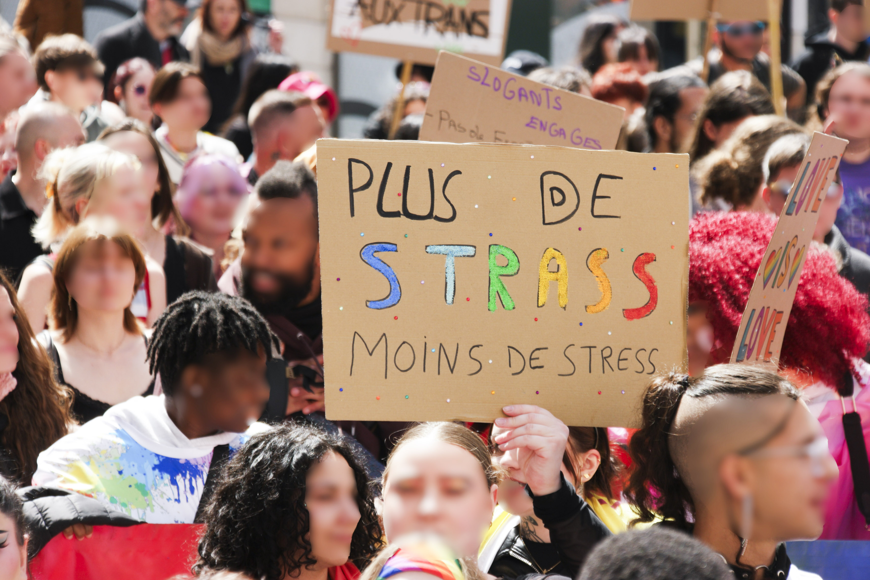 Une pancarte plus de Strass, moins de stress