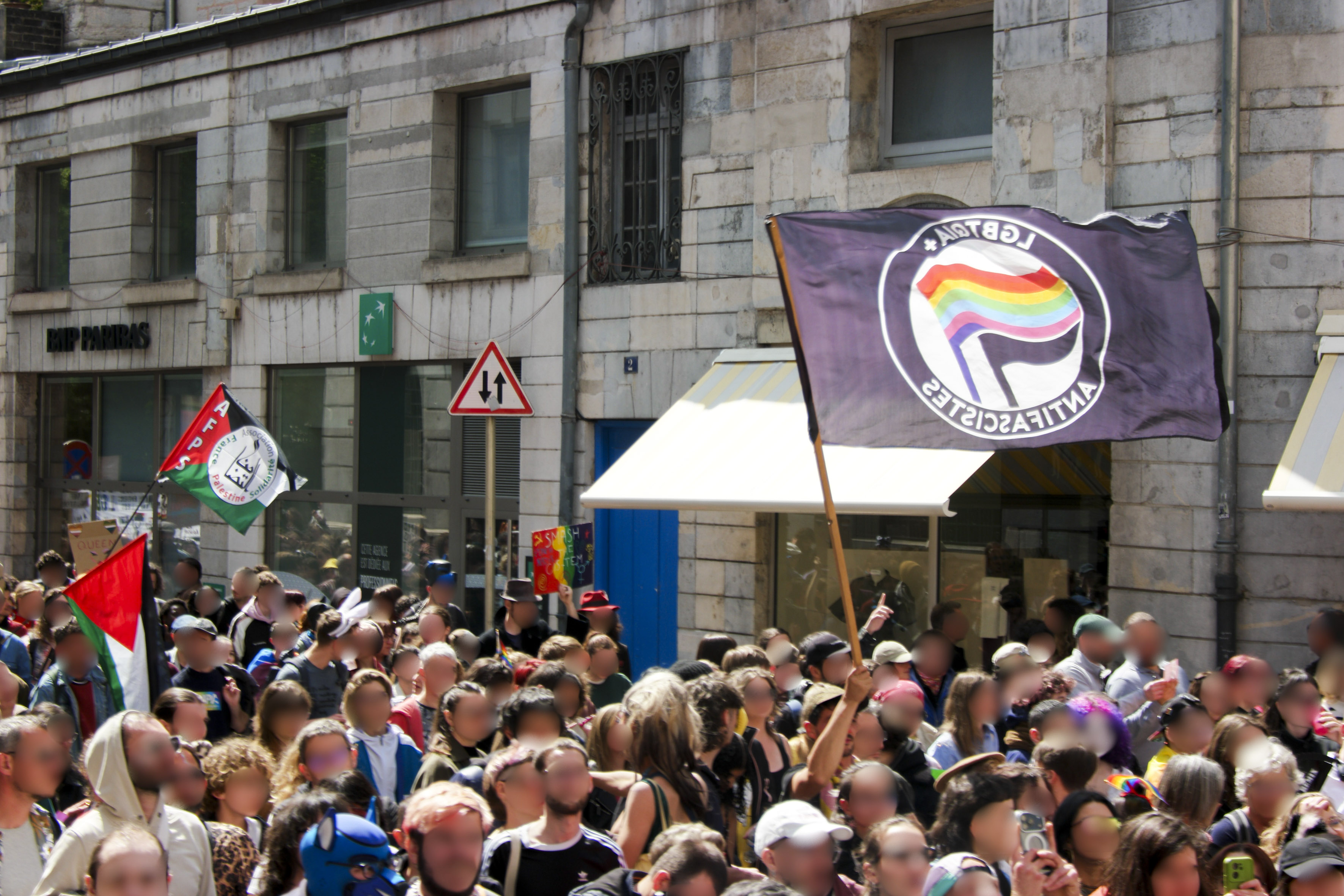Un drapeau antifasciste aux couleurs LGBTQIA+