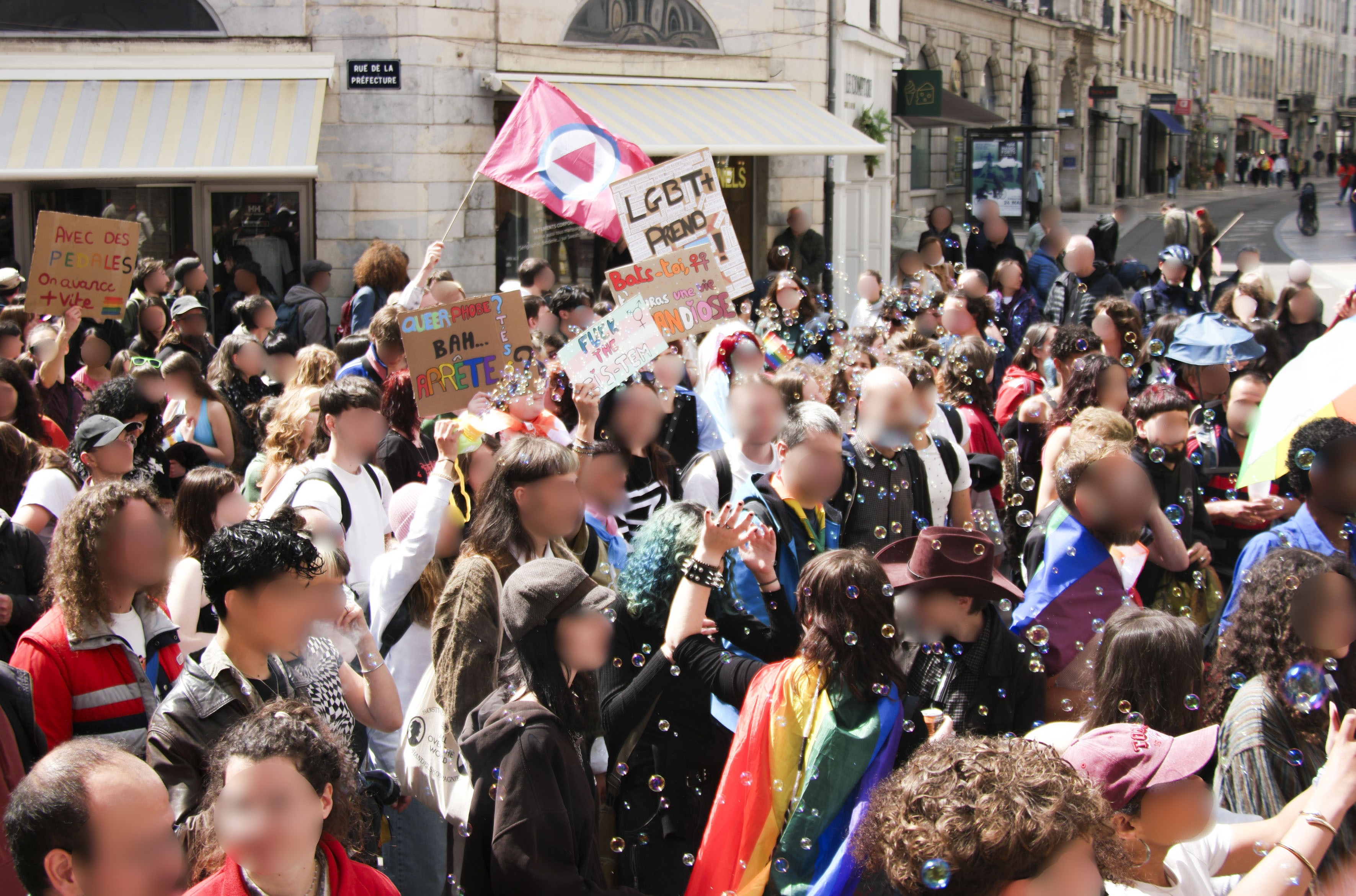 Foule avec plusieurs pancartes : bats-toi, t'auras une vie grandiose !
- Queer phobe ? Bah arrête...
- avec des pédales, on va plus vite
- fuck the cis-tem !