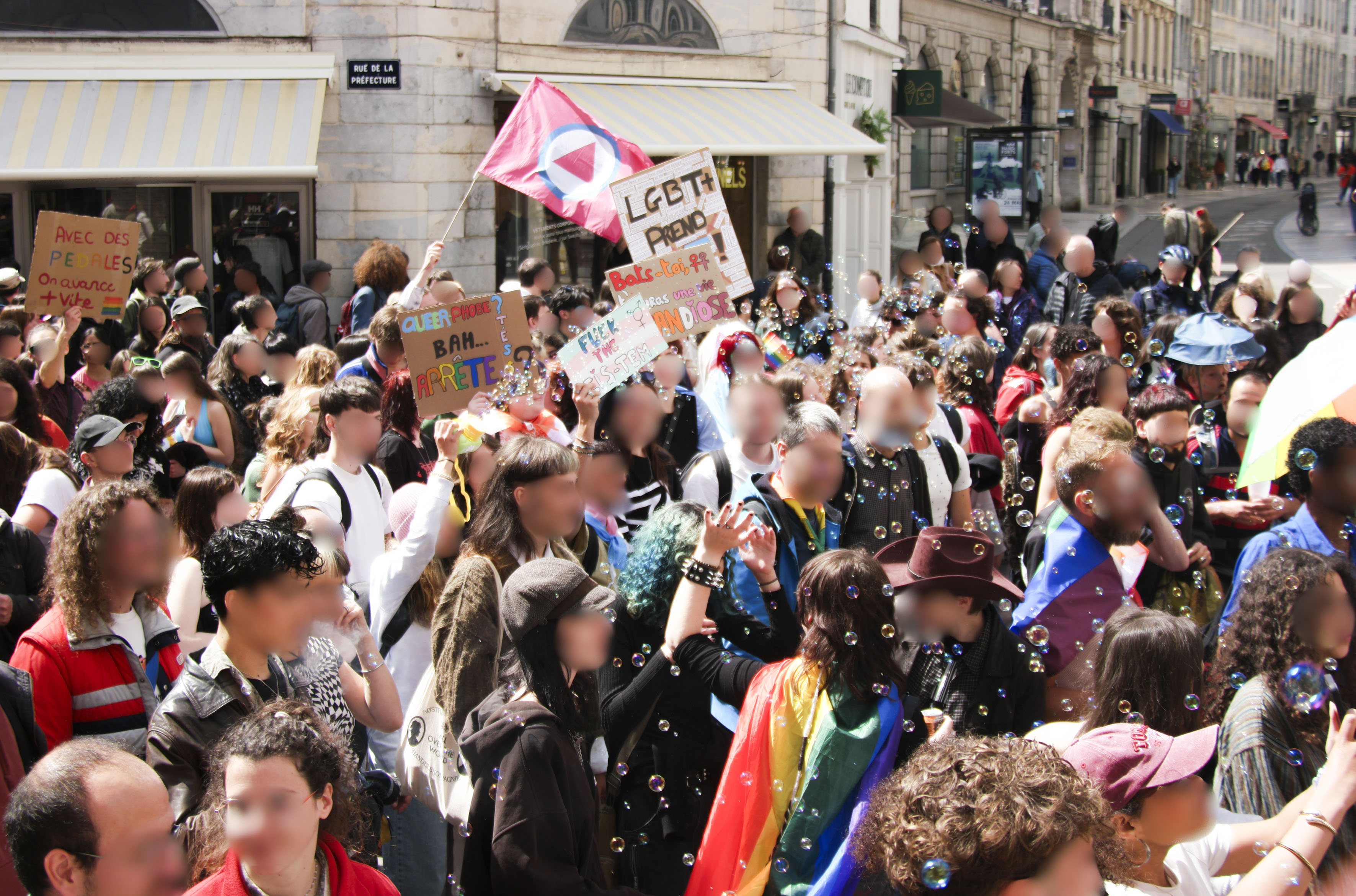 Foule avec plusieurs pancartes : bats-toi, t'auras une vie grandiose !
- Queer phobe ? Bah arrête... 
- avec des pédales, on va plus vite
- fuck the cis-tem !