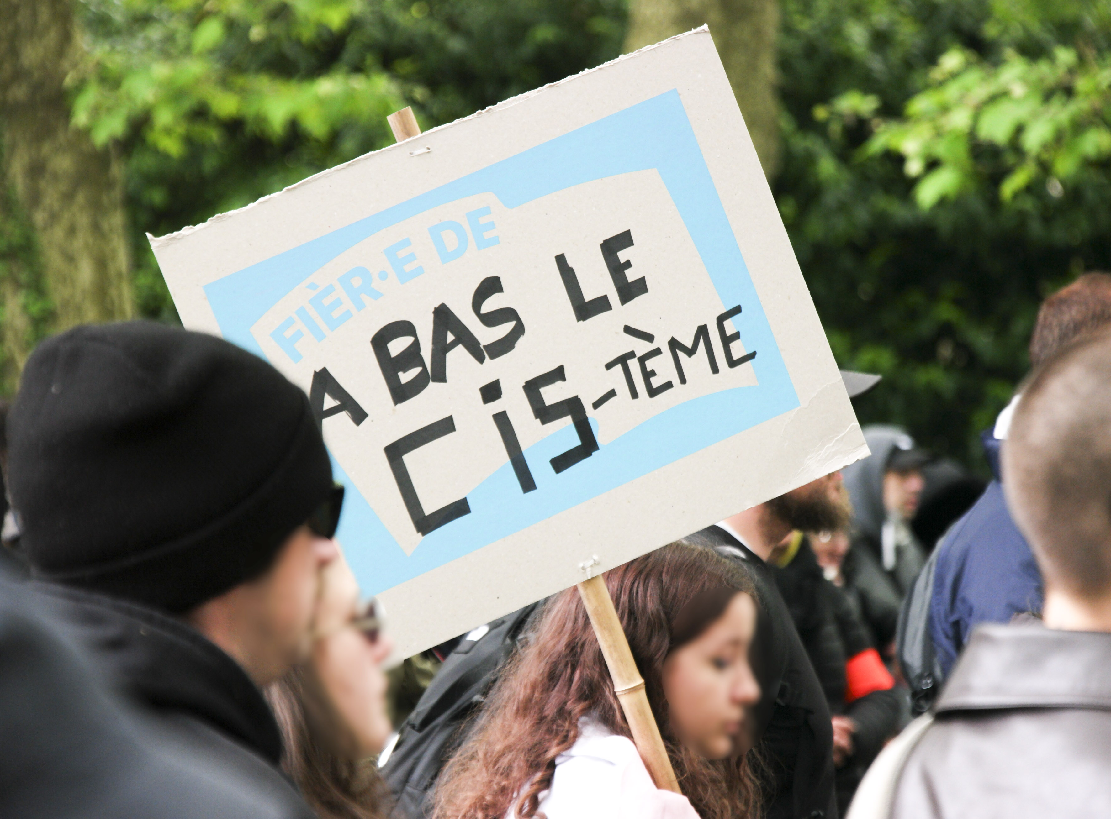 Une pancarte à bas le cis-tème