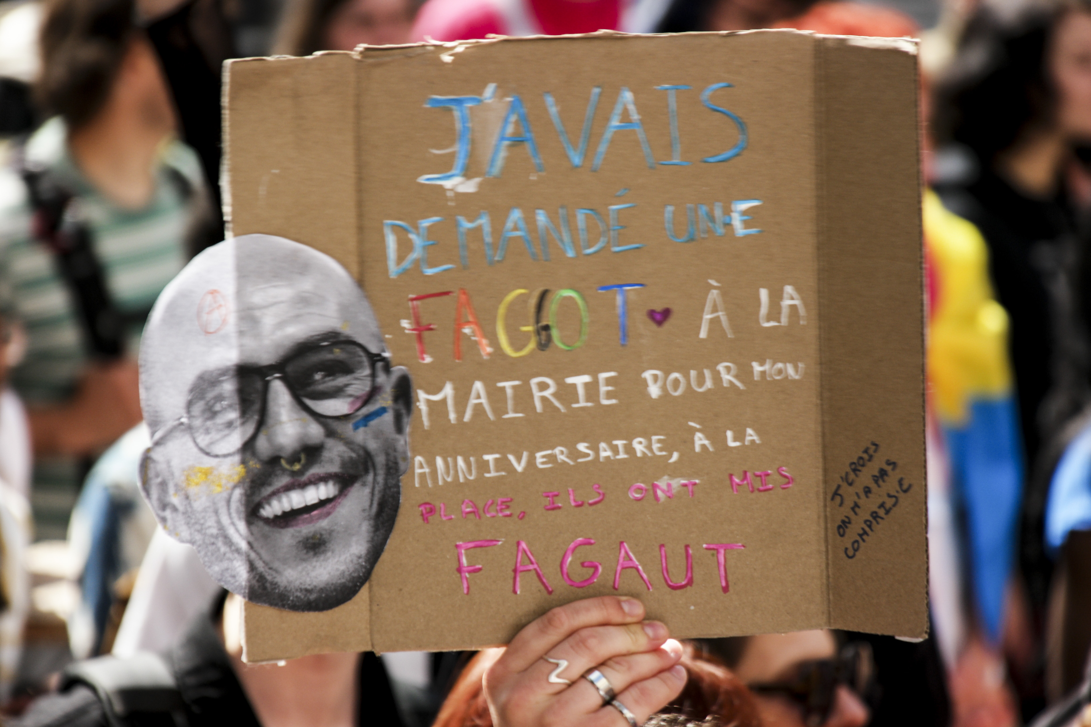Pancarte j'avais demandé un· faggot à la mairie pour mon anniversaire, à la place ils ont mis Fagaut, avec une tête de Ludovid Fagaut maquillée à côté