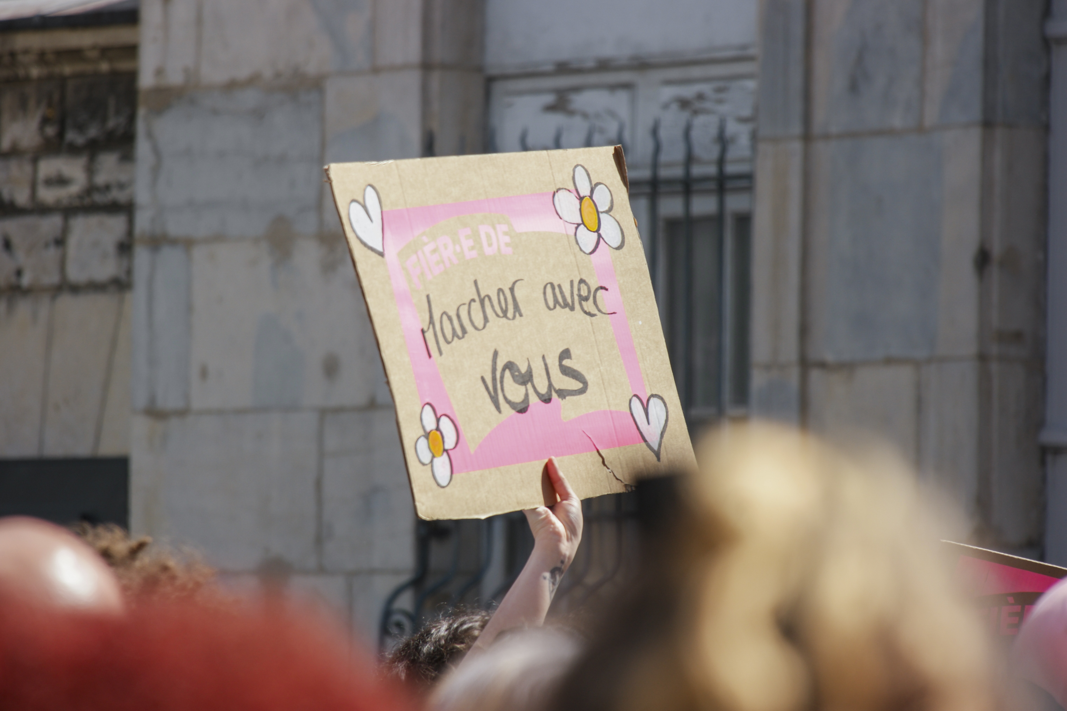 Une pancarte fièr·e de marcher avec vous