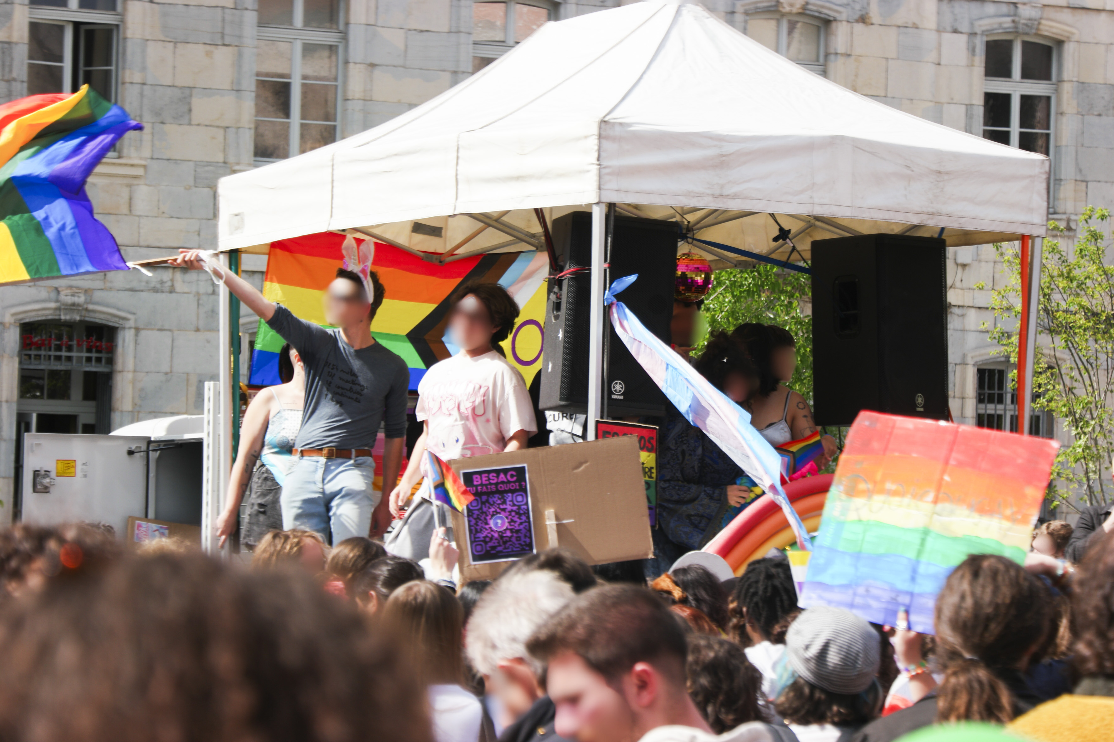 Un char musical avec différents drapeaux LGBT