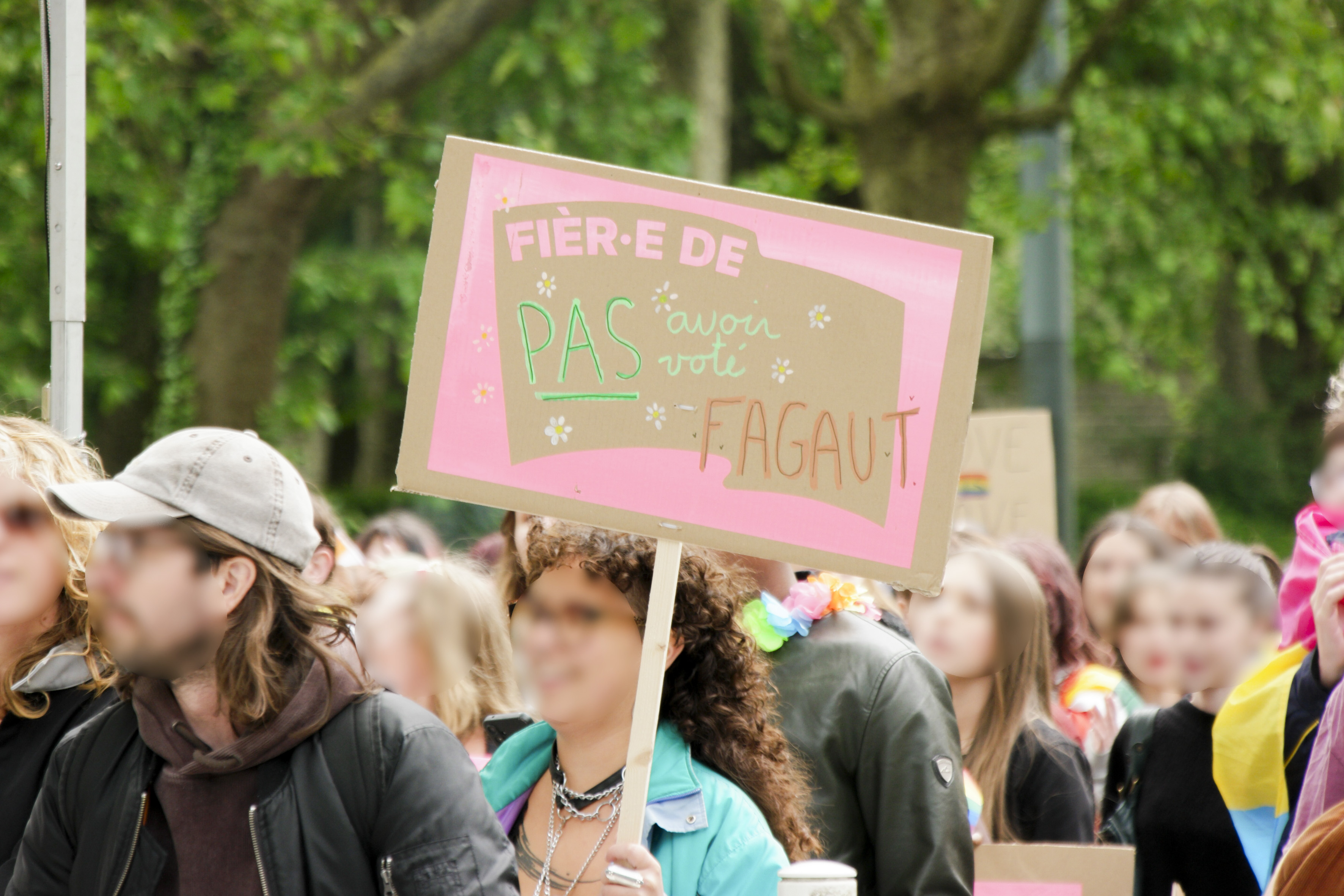 Une pancarte fièr·e de pas avoir voté Fagaut