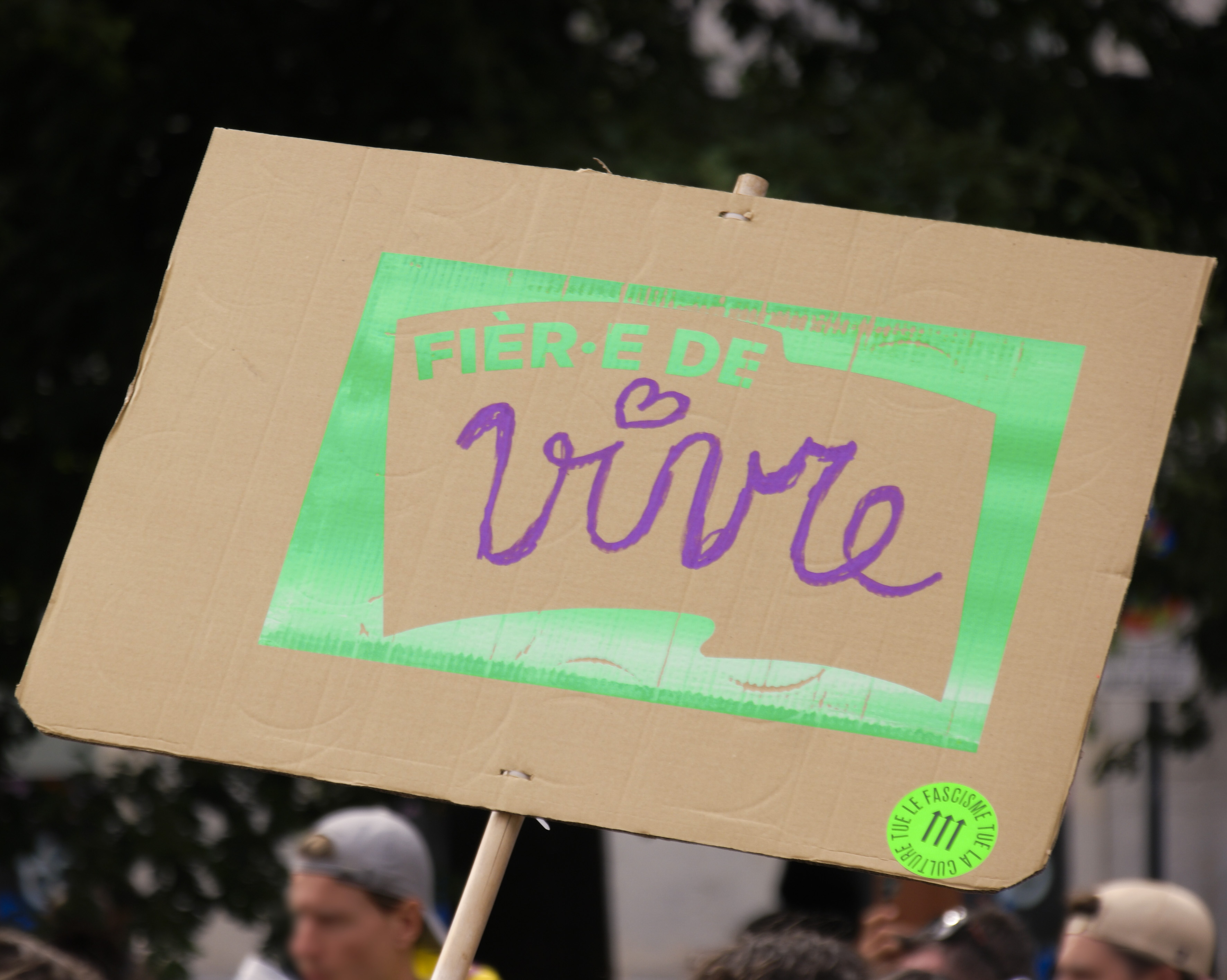 Une pancarte fièr·e de vivre