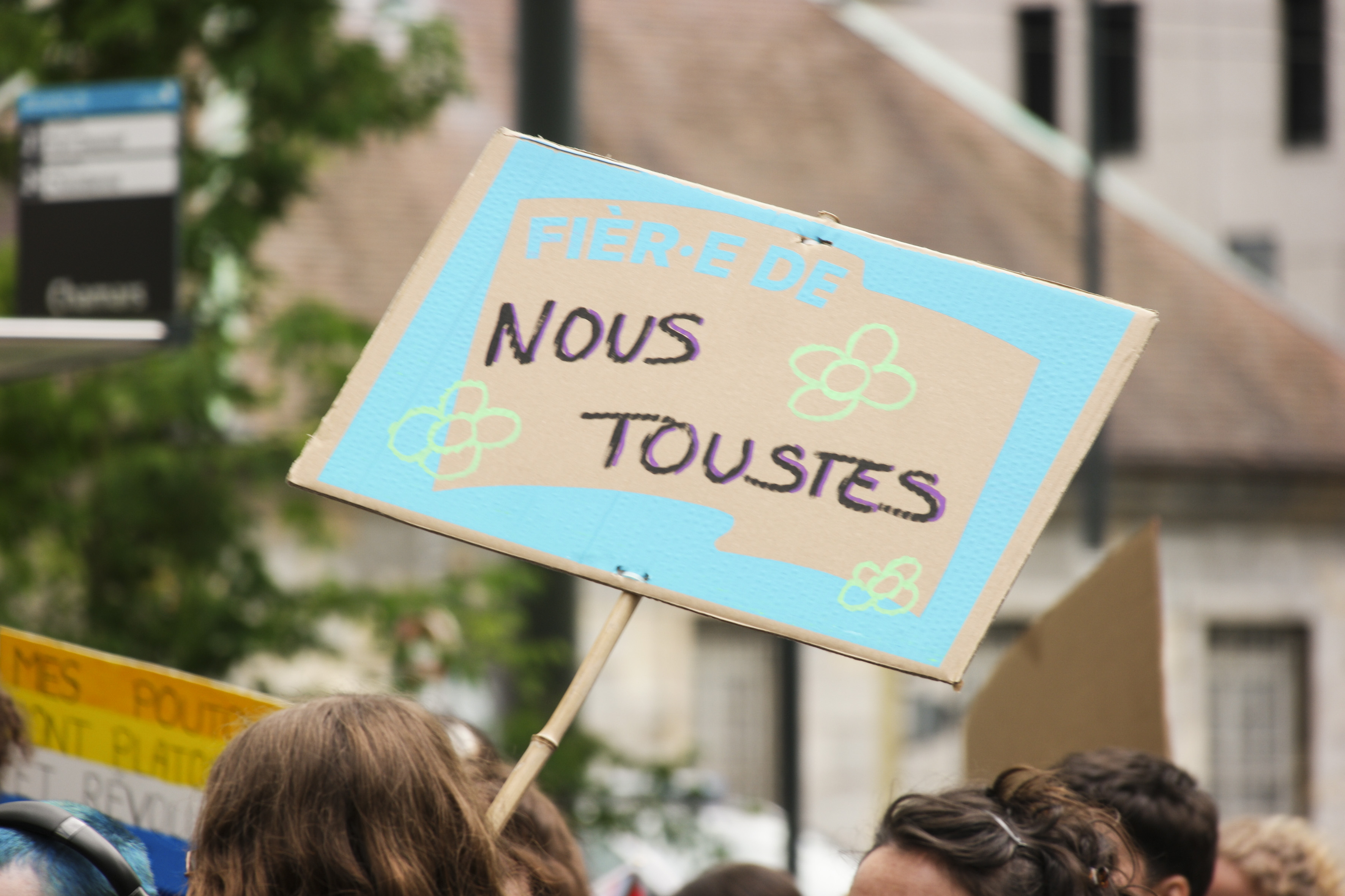 Une pancarte Nous Toustes