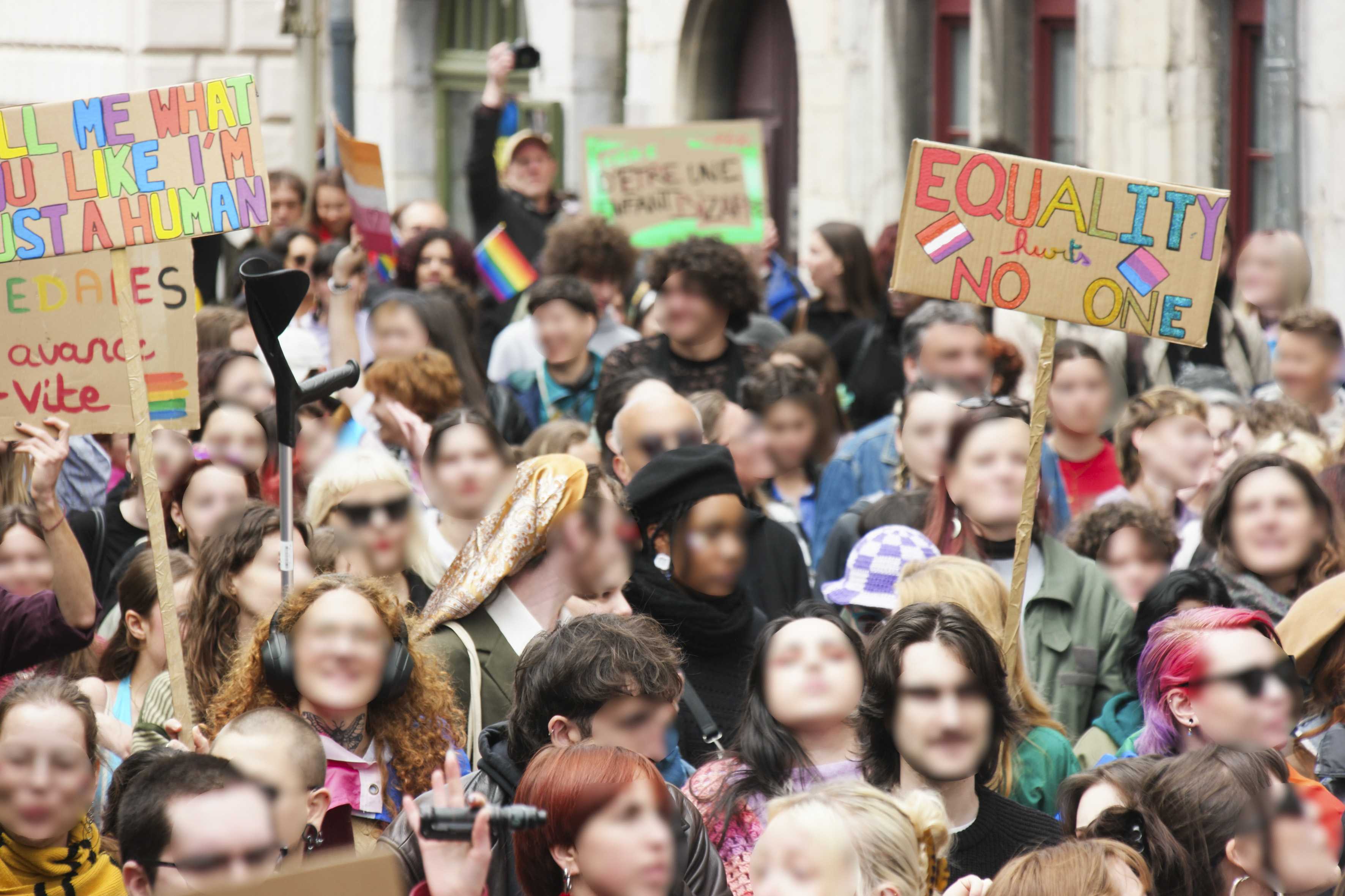 Dans la foule, une pancarte Equality hurts no one