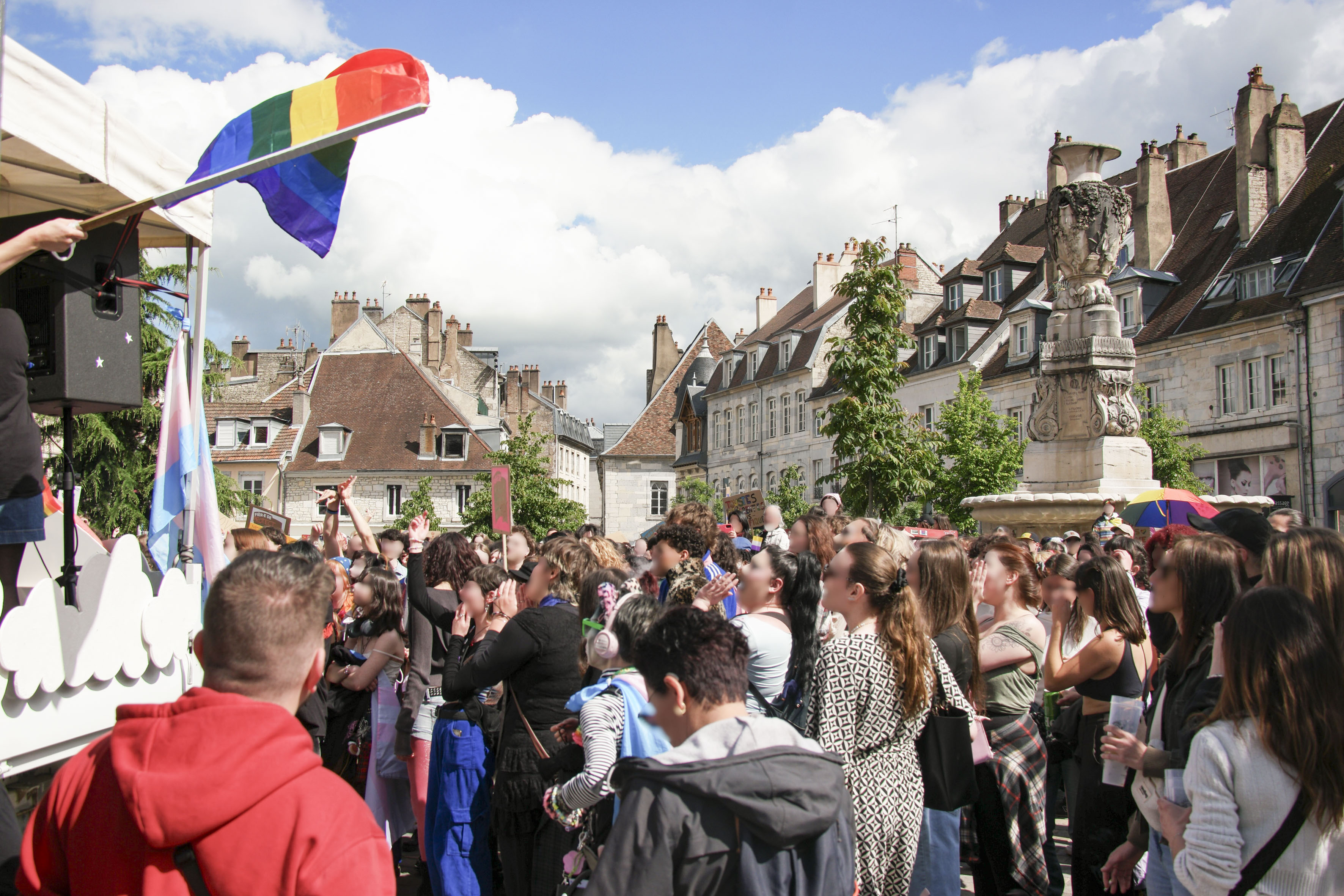 Le photoreportage du mois : pancartes et drapeaux à la marche contre les discriminations LGBTQIA+
