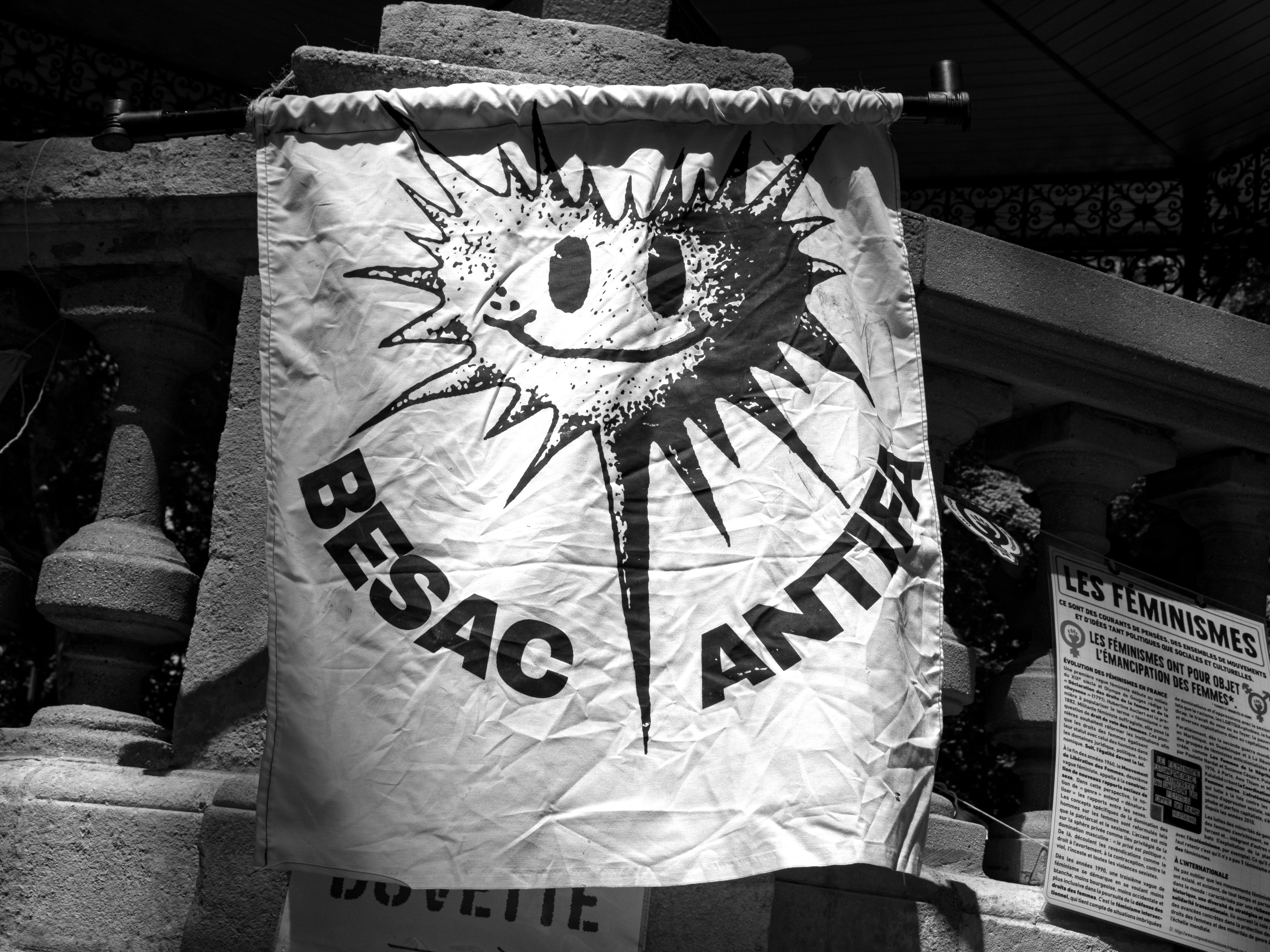 Un drapeau du BAF, un cœur souriant hérissé de pics, affiché sur le kiosque place Granvelle. Photo noir et blanc