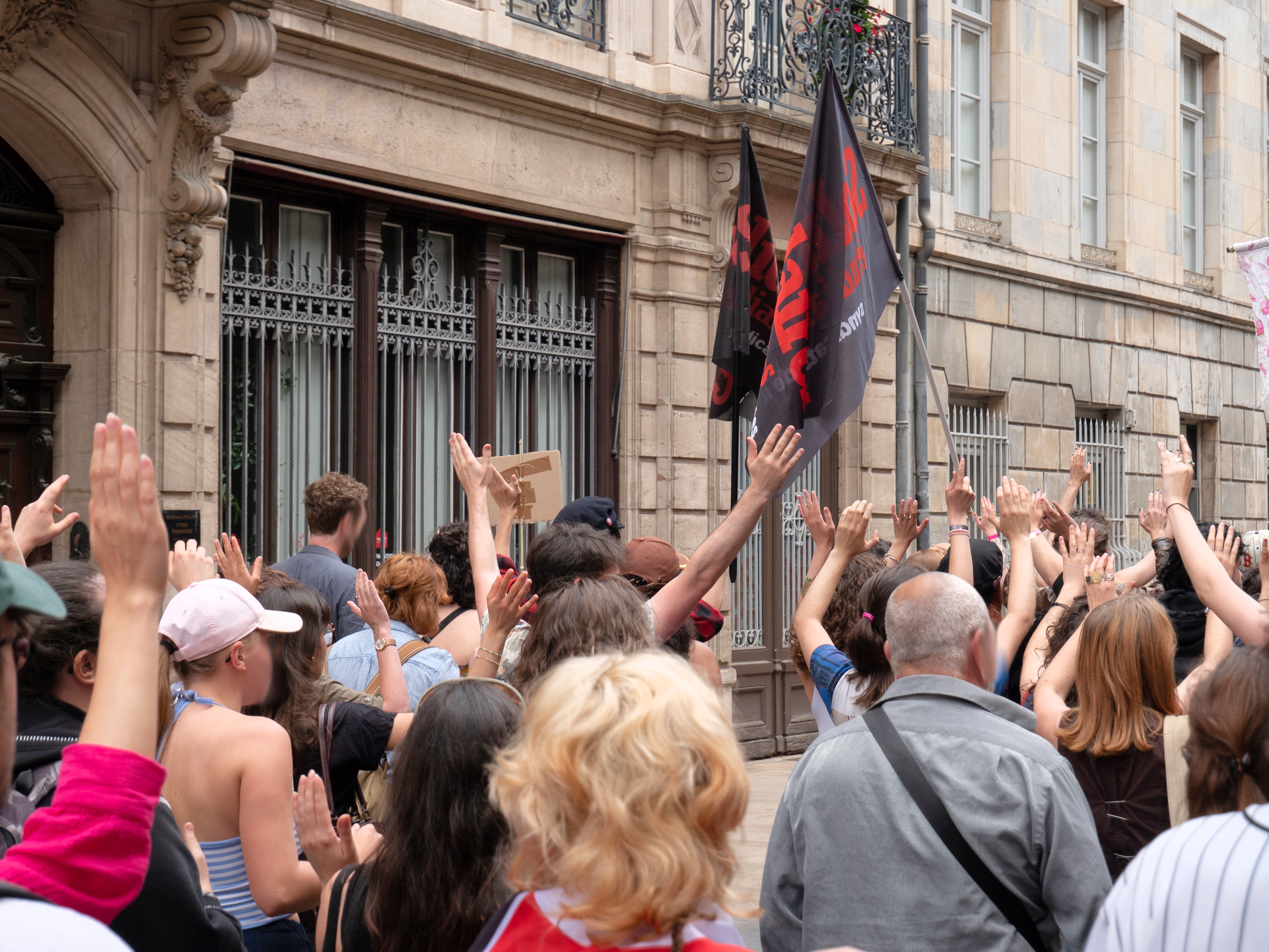 Foule de personne pendant la manifestation, en train d'effectuer un siamo tutti antifascisti avec les bras écartés