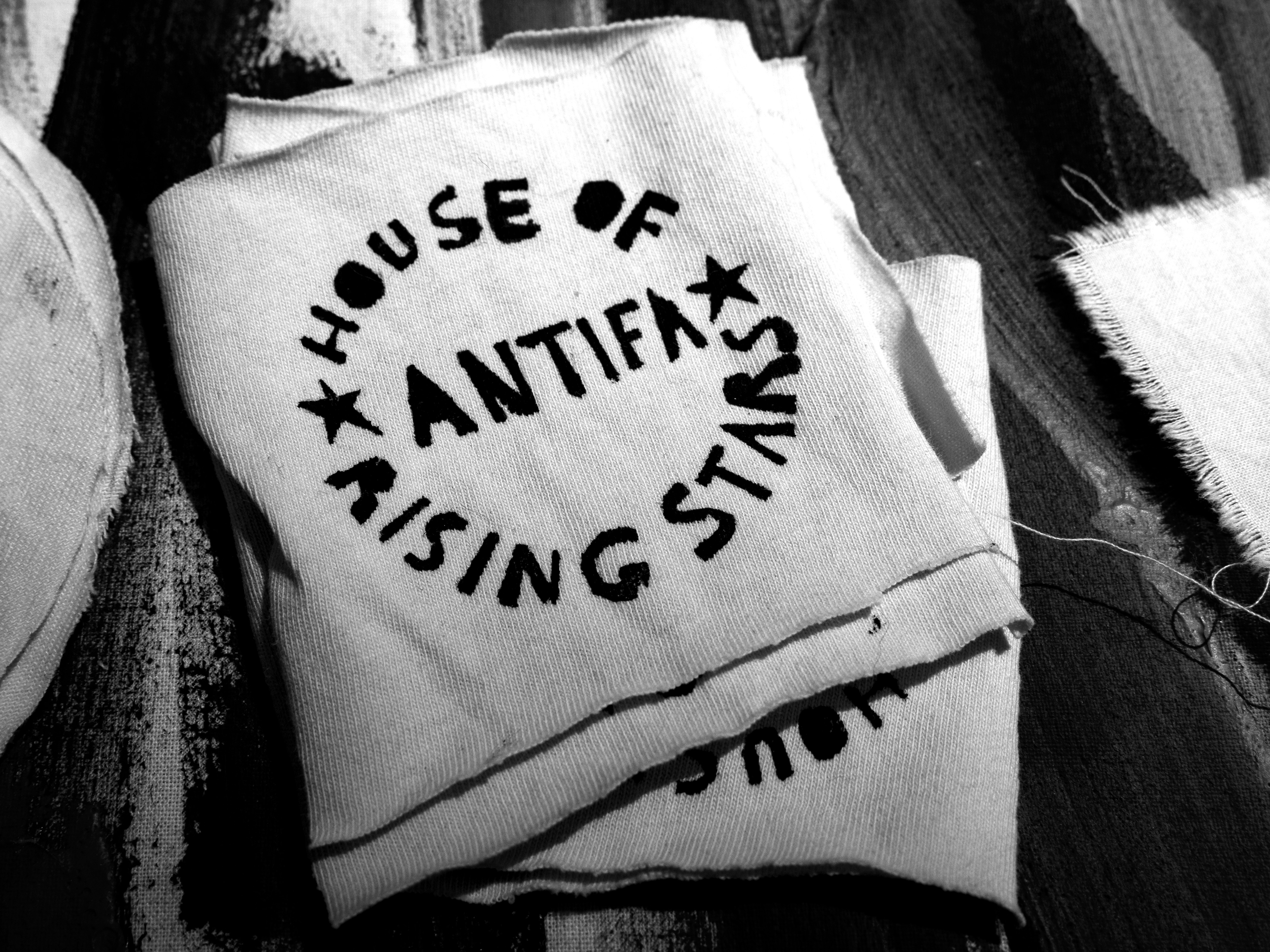 Un visuel de merch House of the Rising Stars, antifa. Photo noir et blanc