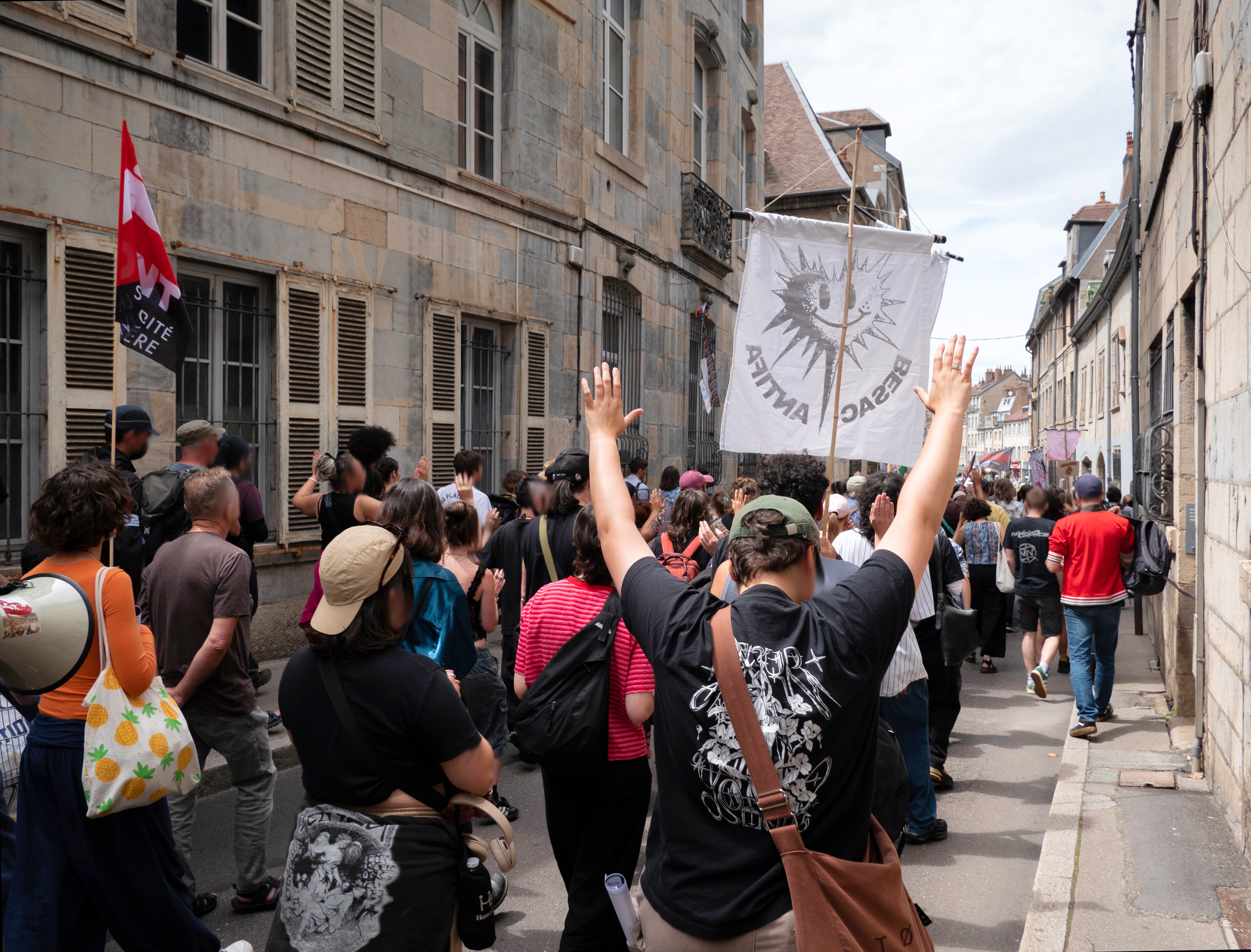 Le défilé antifasciste descend la rue des Martelots, on aperçoit un drapeau du BAF et un de la CNT