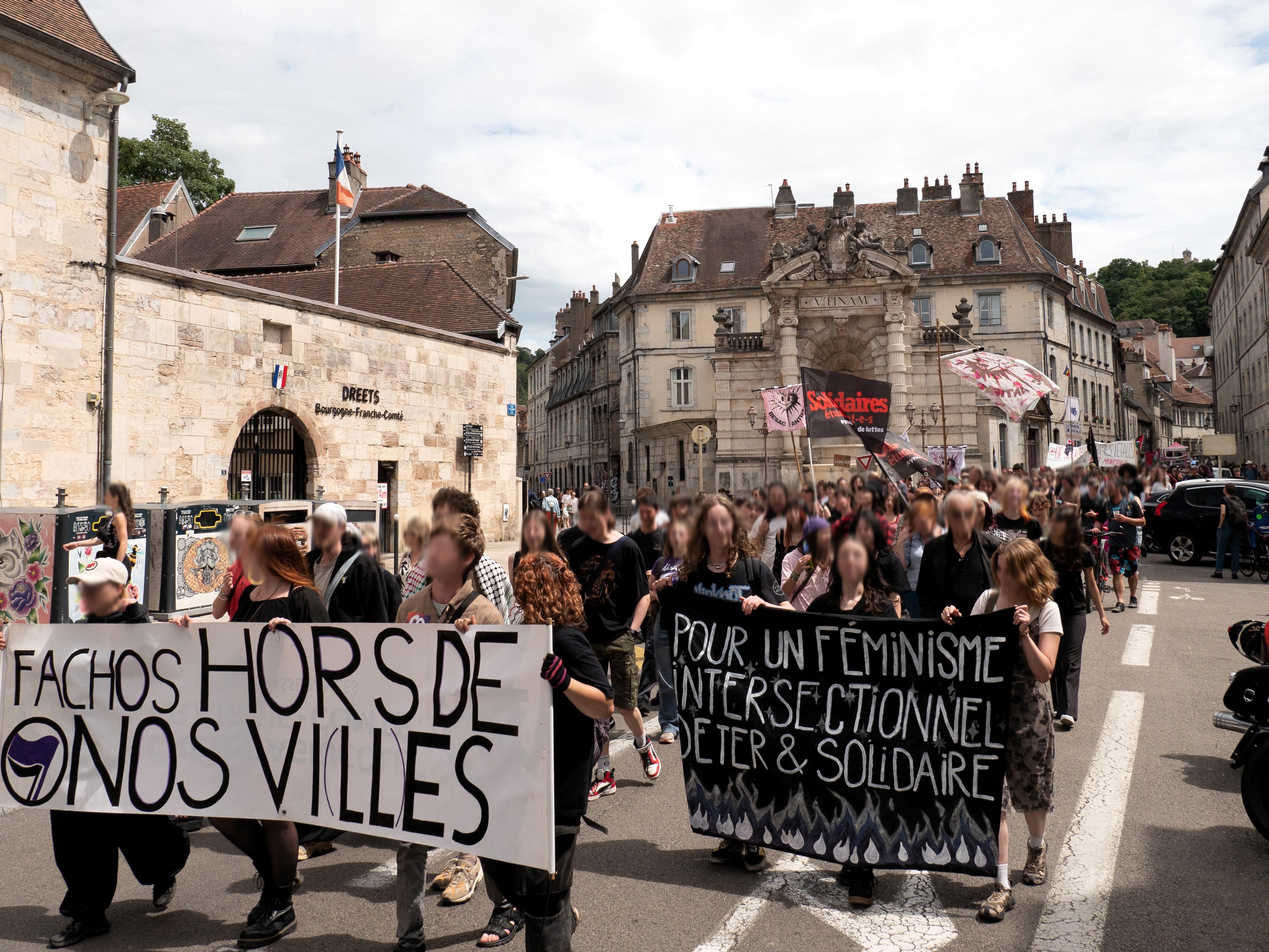 Le cortège vu de devant, avec deux pancartes : Fachos hors de nos villes, et pour un féminisme intersectionnel, déter et solidaire