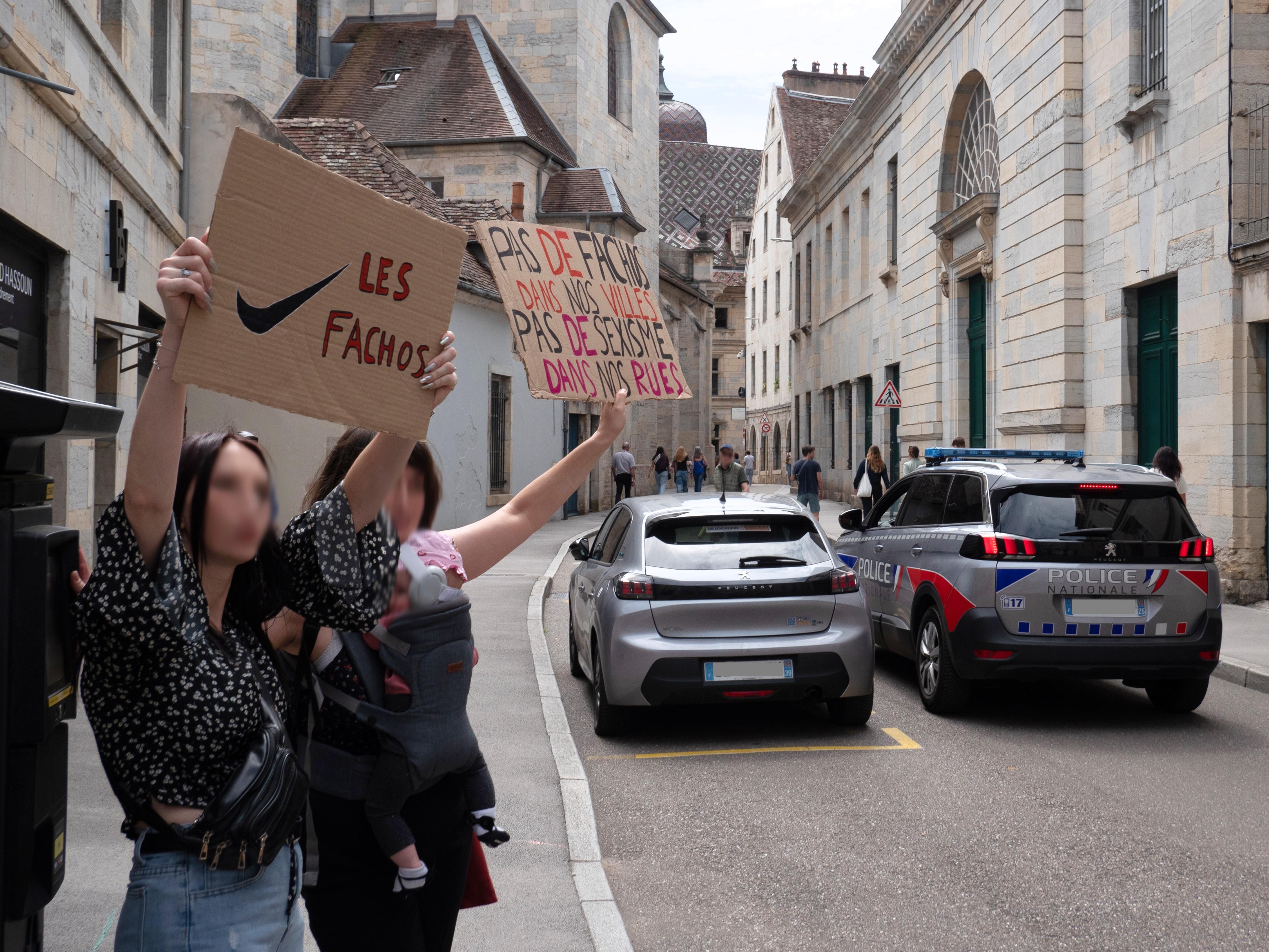 Deux pancartes tenues par deux femmes : "nique les fachos" (avec le logo Nike pour remplacer le verbe) et "pas de fachos dans nos villes, pas de sexisme dans nos rues"