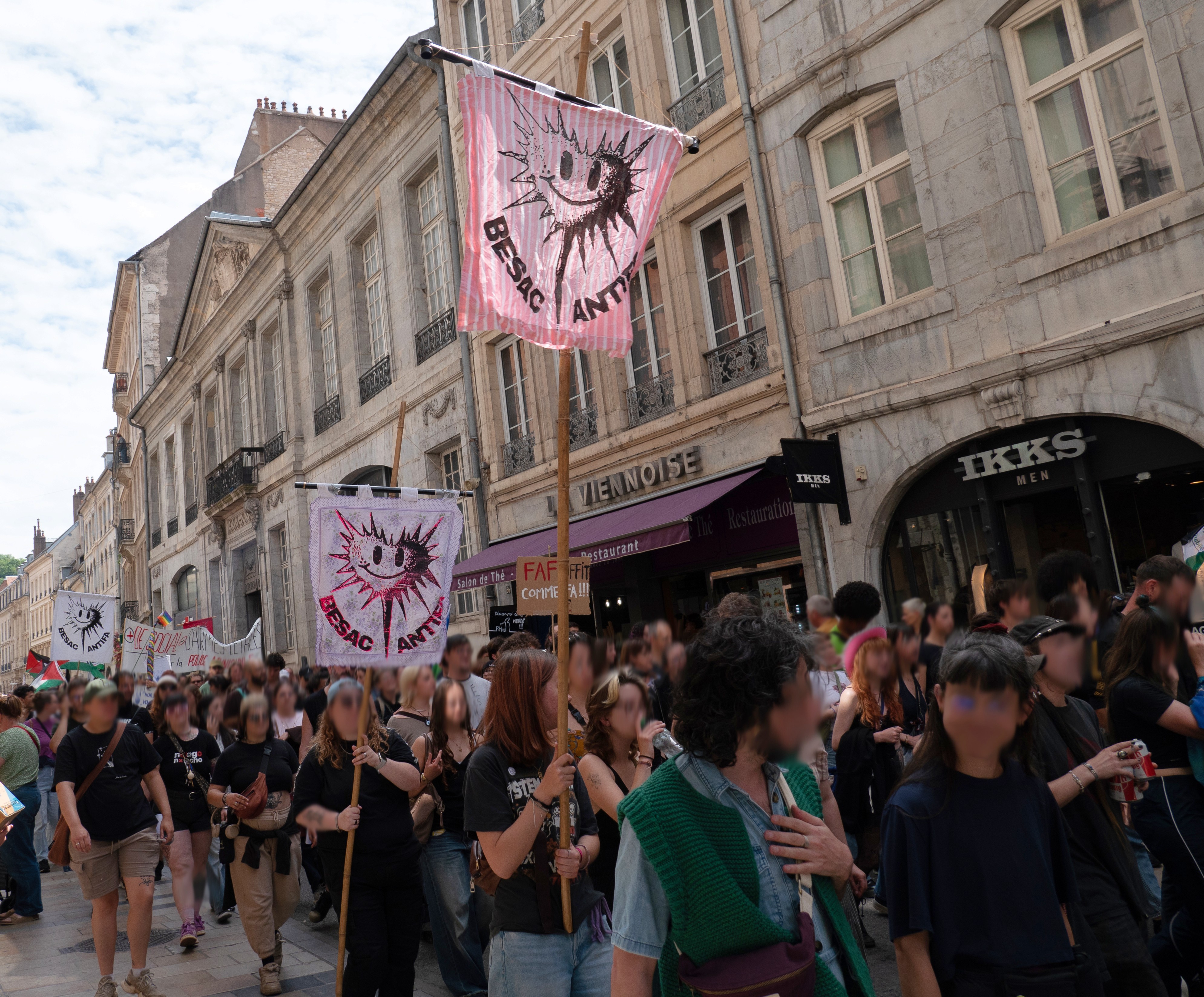 Aperçu du cortège descendant la Grande rue, avec pas moins de trois drapeaux du BAF visibles