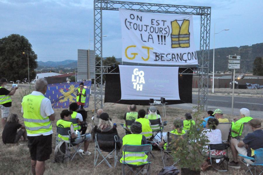 Sur le rond-point de Chalezeule, une séance de cinéma sauvage et populaire