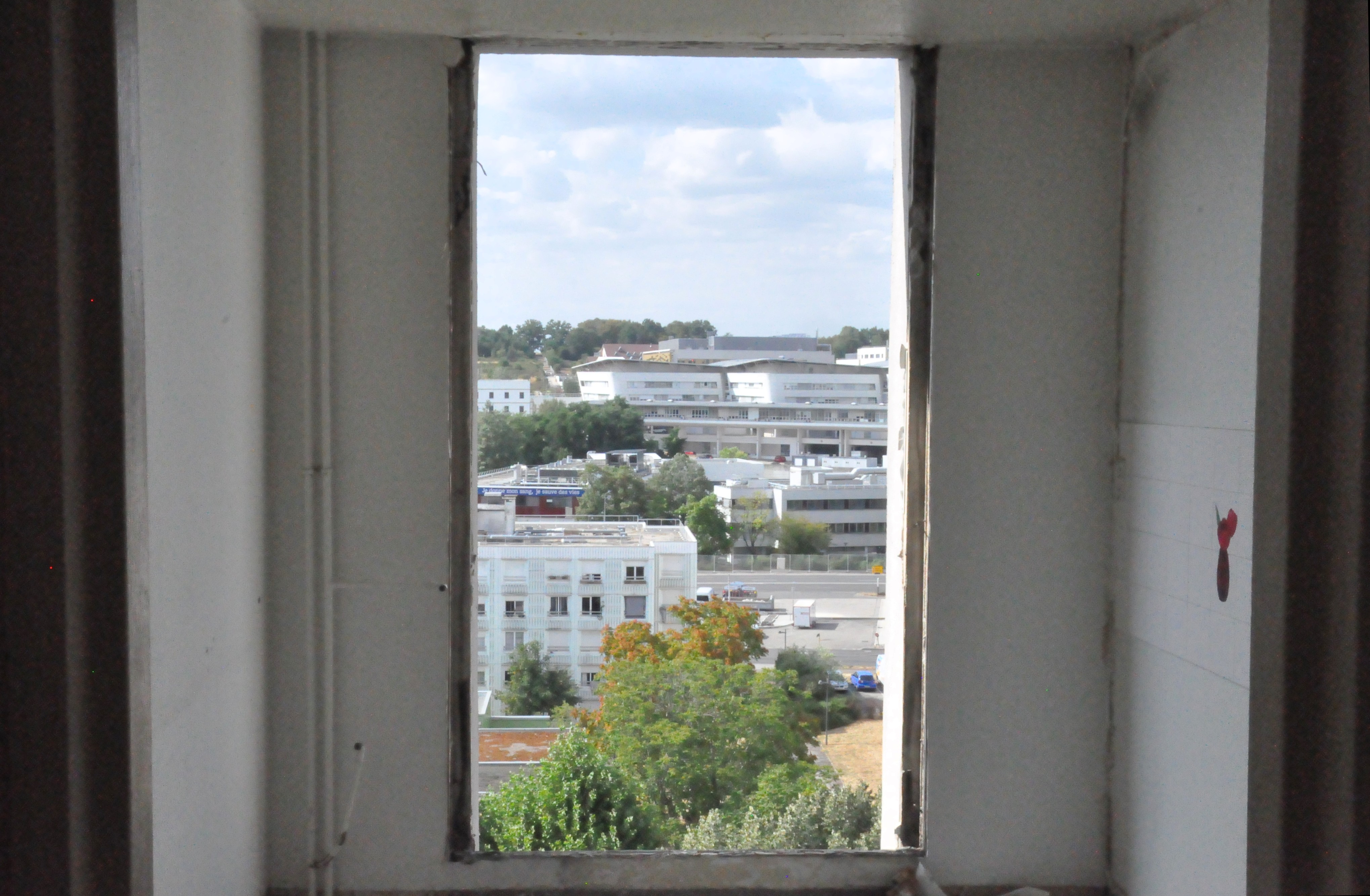 vue du quartier en contrebas depuis une fenêtre sans montant