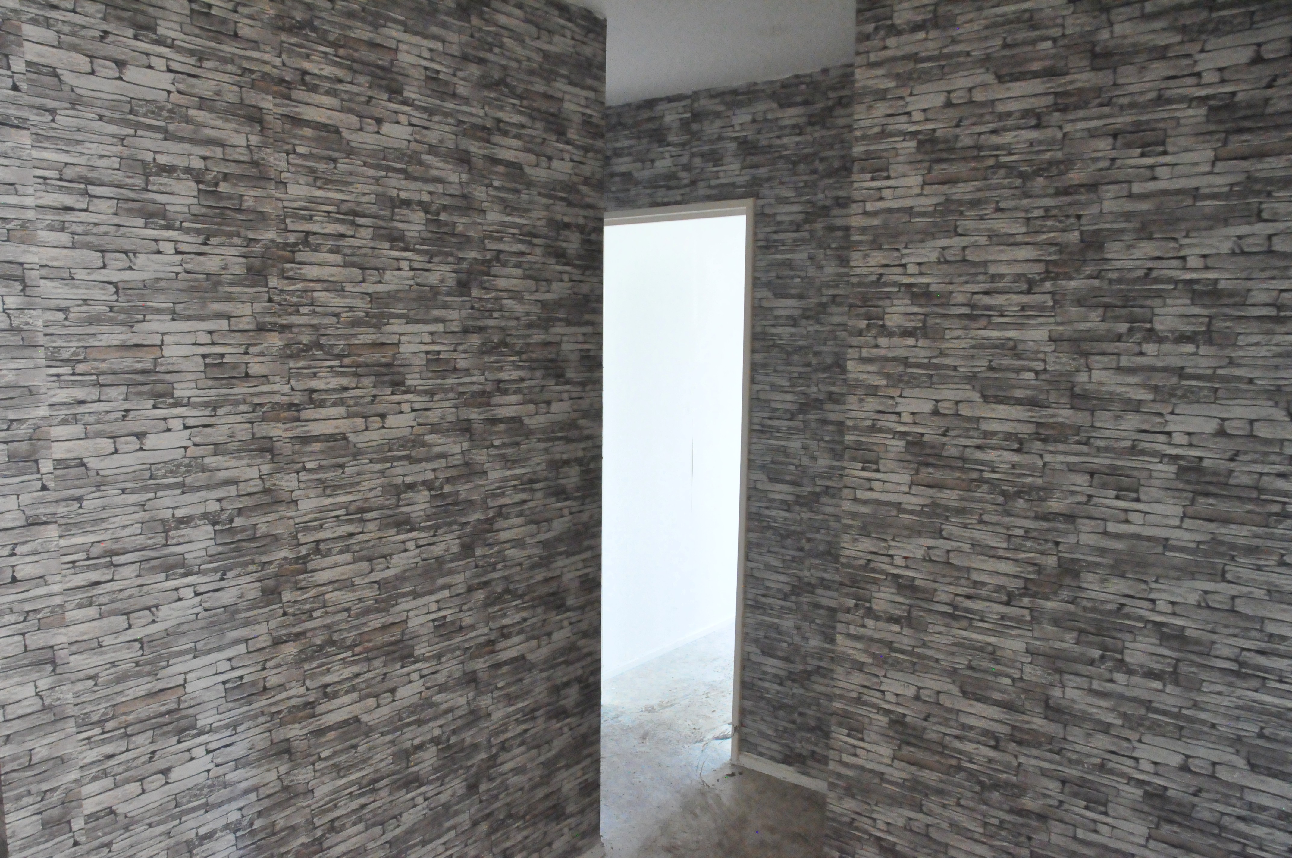 intérieur dont les murs sont en pierres apparentes fines, empilées, sans revêtement.