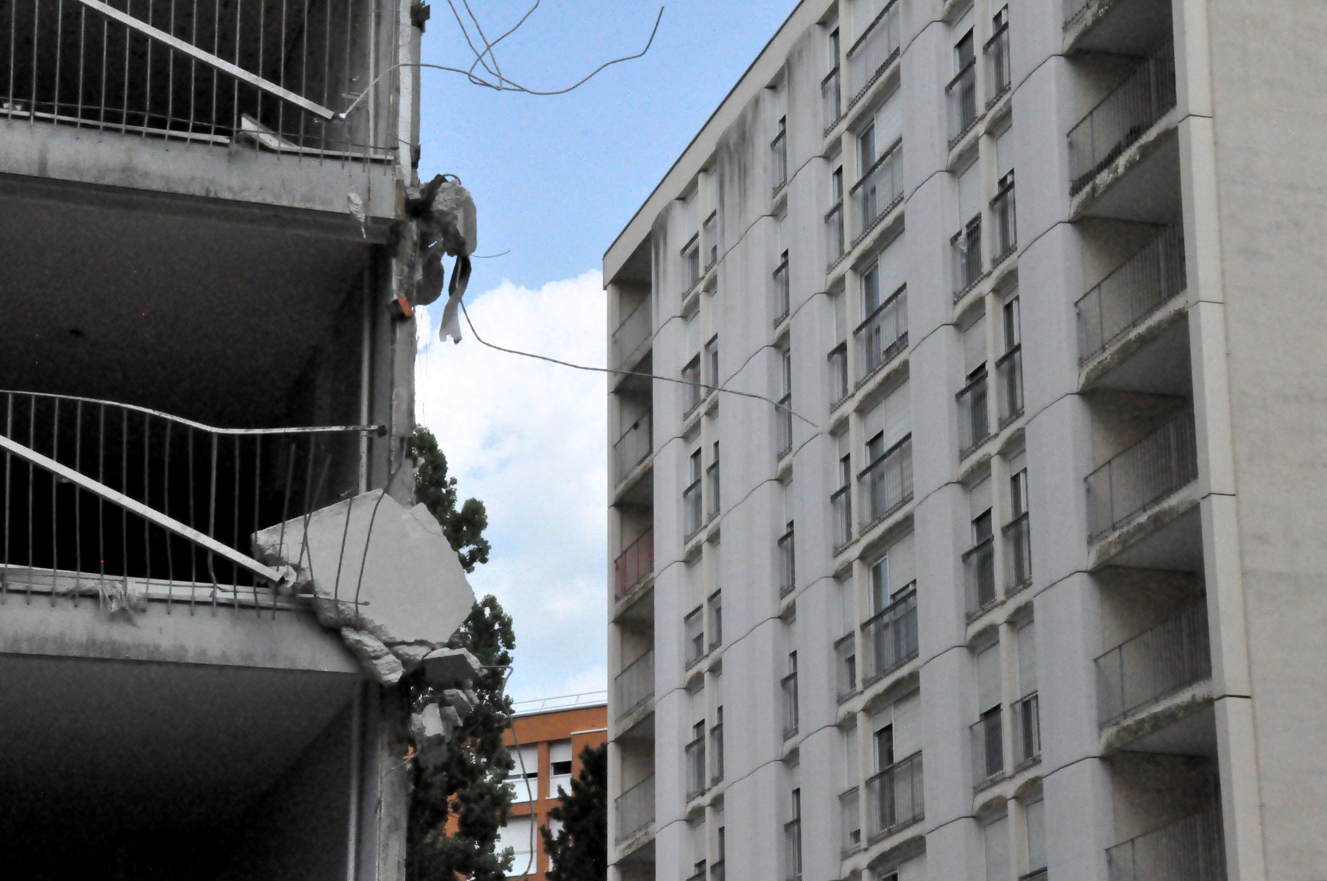 des coins de balcons délabrés, desquels sortent des fils métalliques laissés aléatoirement