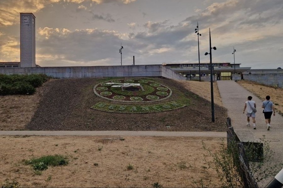 Sécheresse à Besançon : la Ville gaspille ses réserves pour arroser fleurs et stade