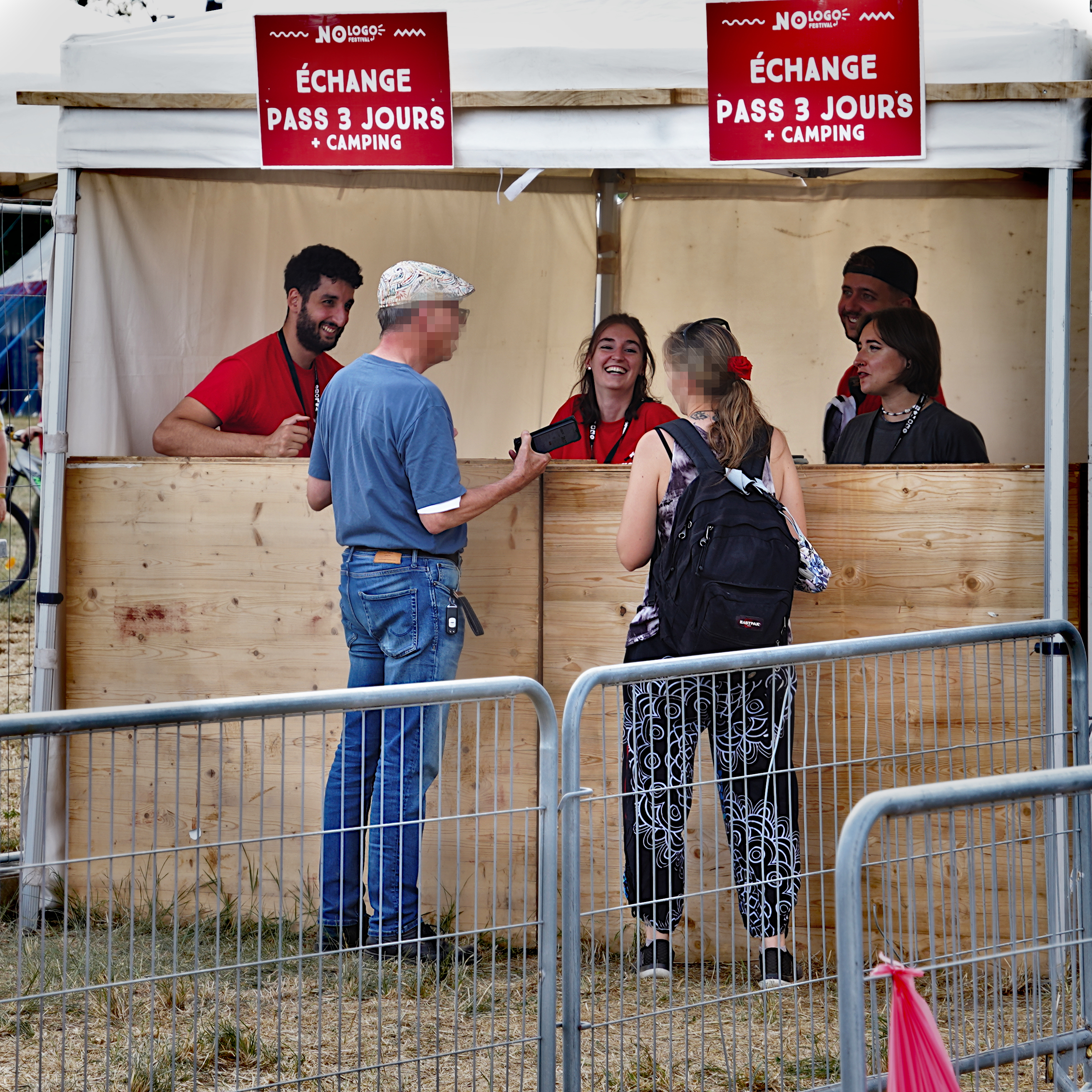 groupe de personnes vers l'entrée, signalée par les pancartes "échange passe 3 jours"