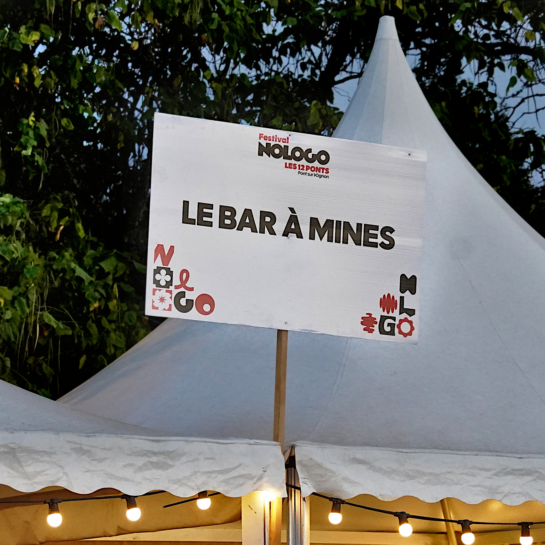 Photo de la pancarte "le bar à mines" qui signale un débit de boisson