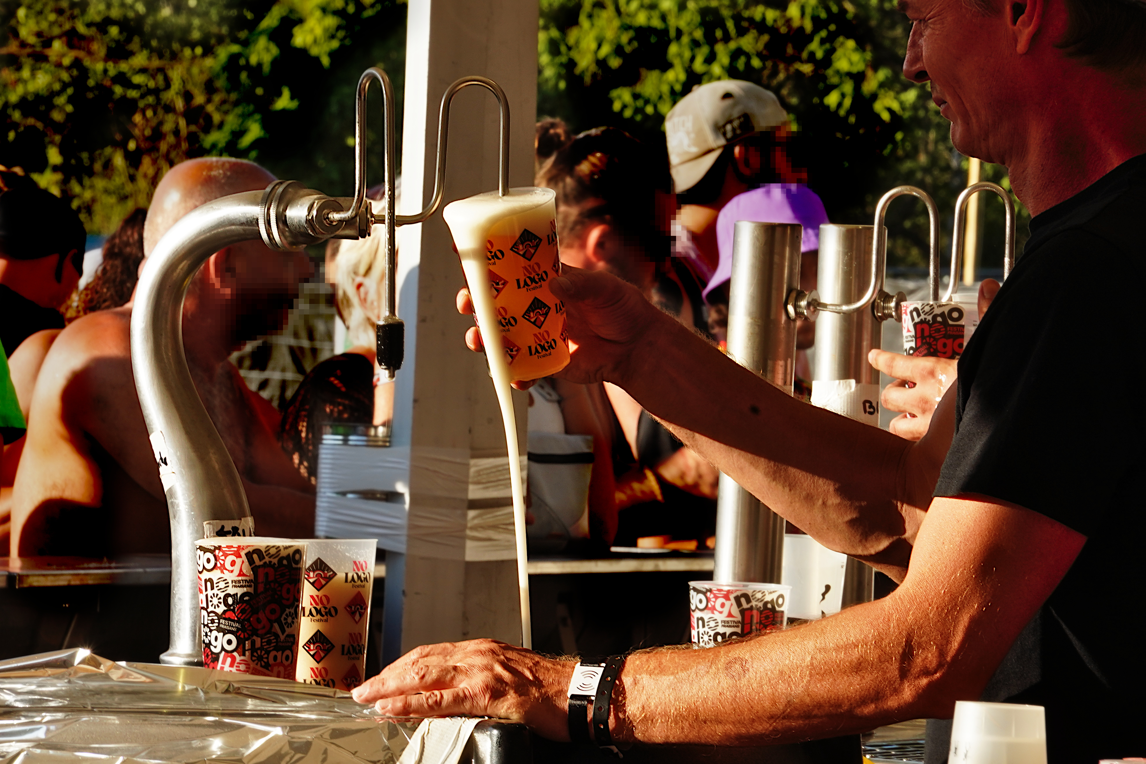 une bière en train d'être servie à la presse, au bar, dans des verres floqués No Logo