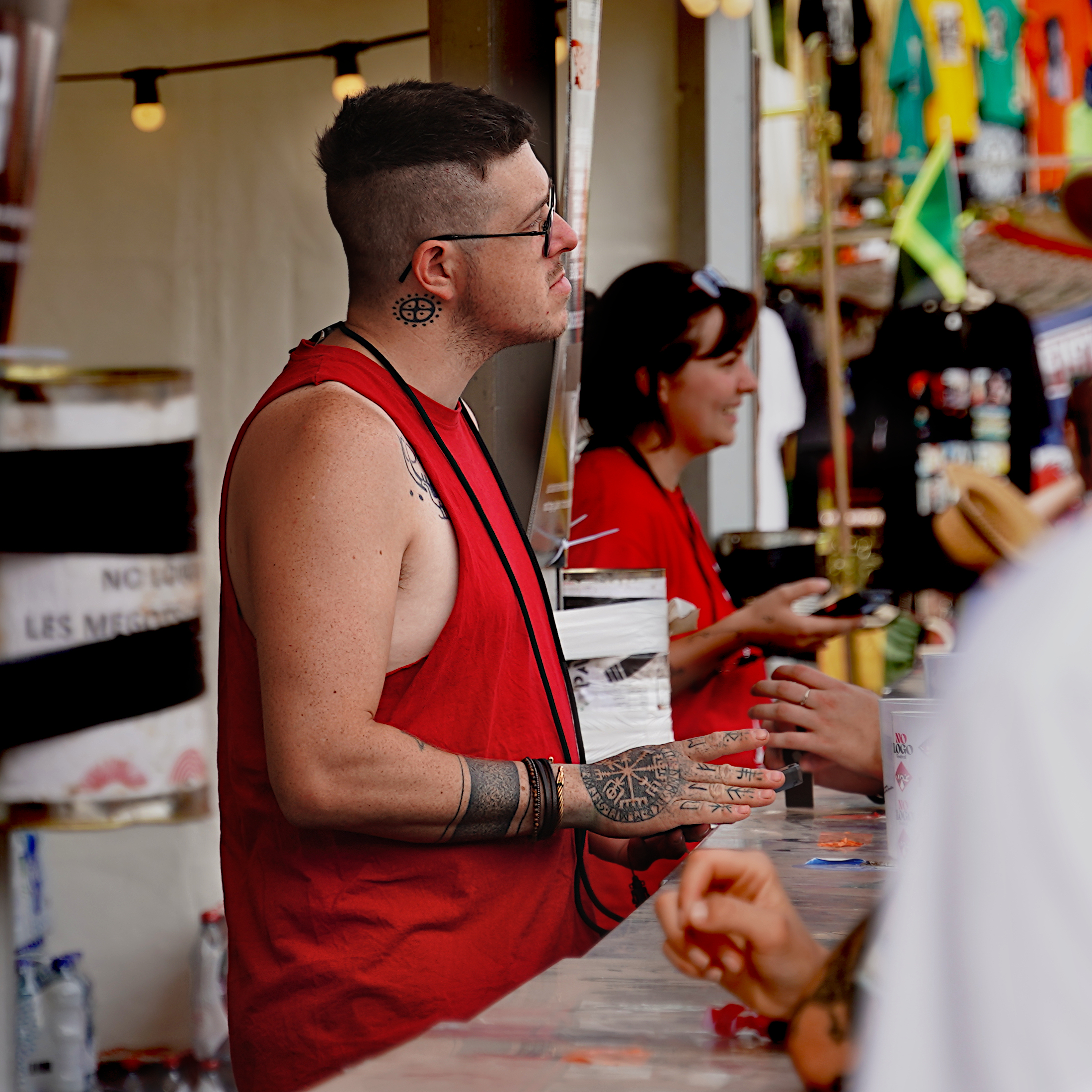 Photo du bar où le public prend commande auprès du staff