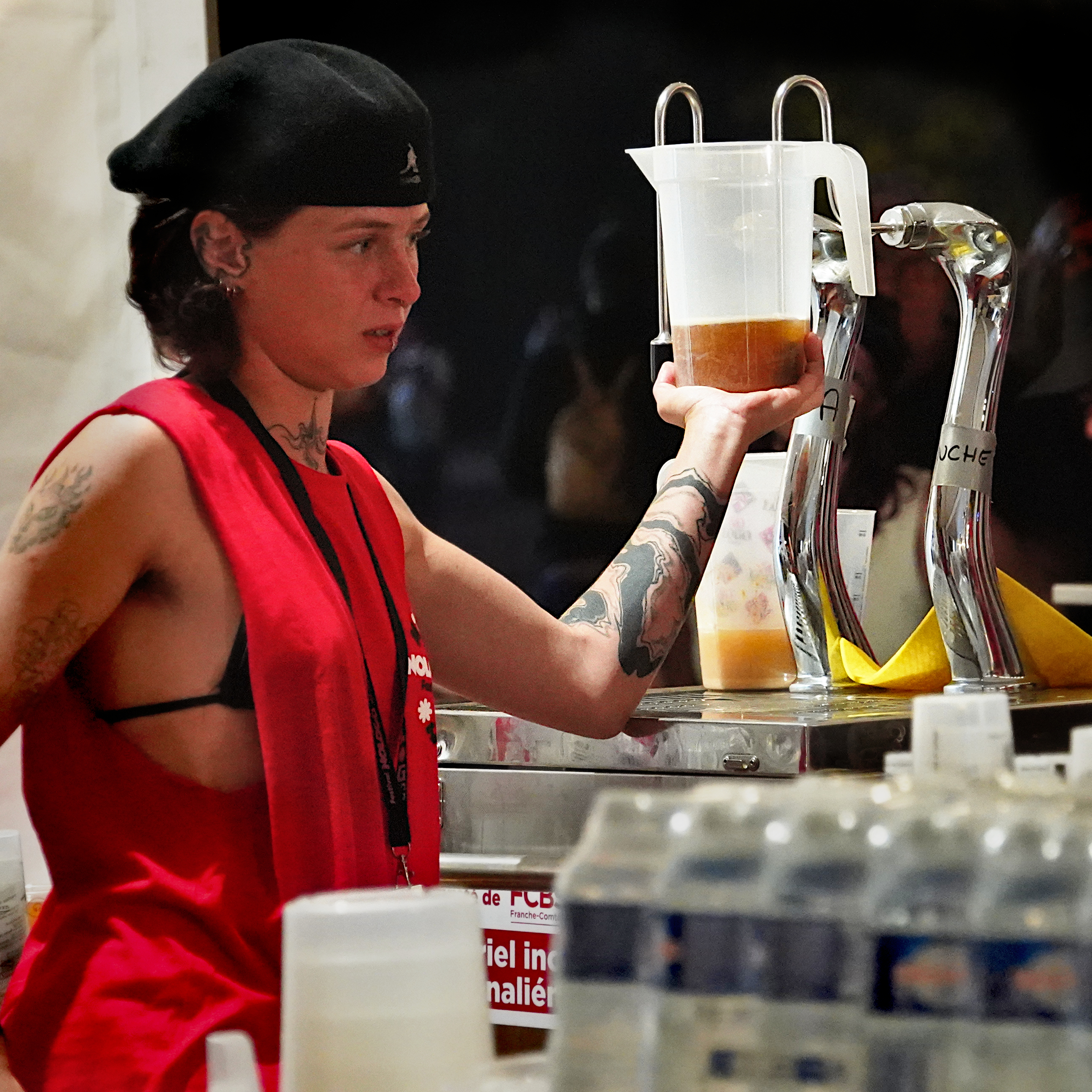 une bière en train d'être servie à la presse, au bar, dans un pichet d'1,5L