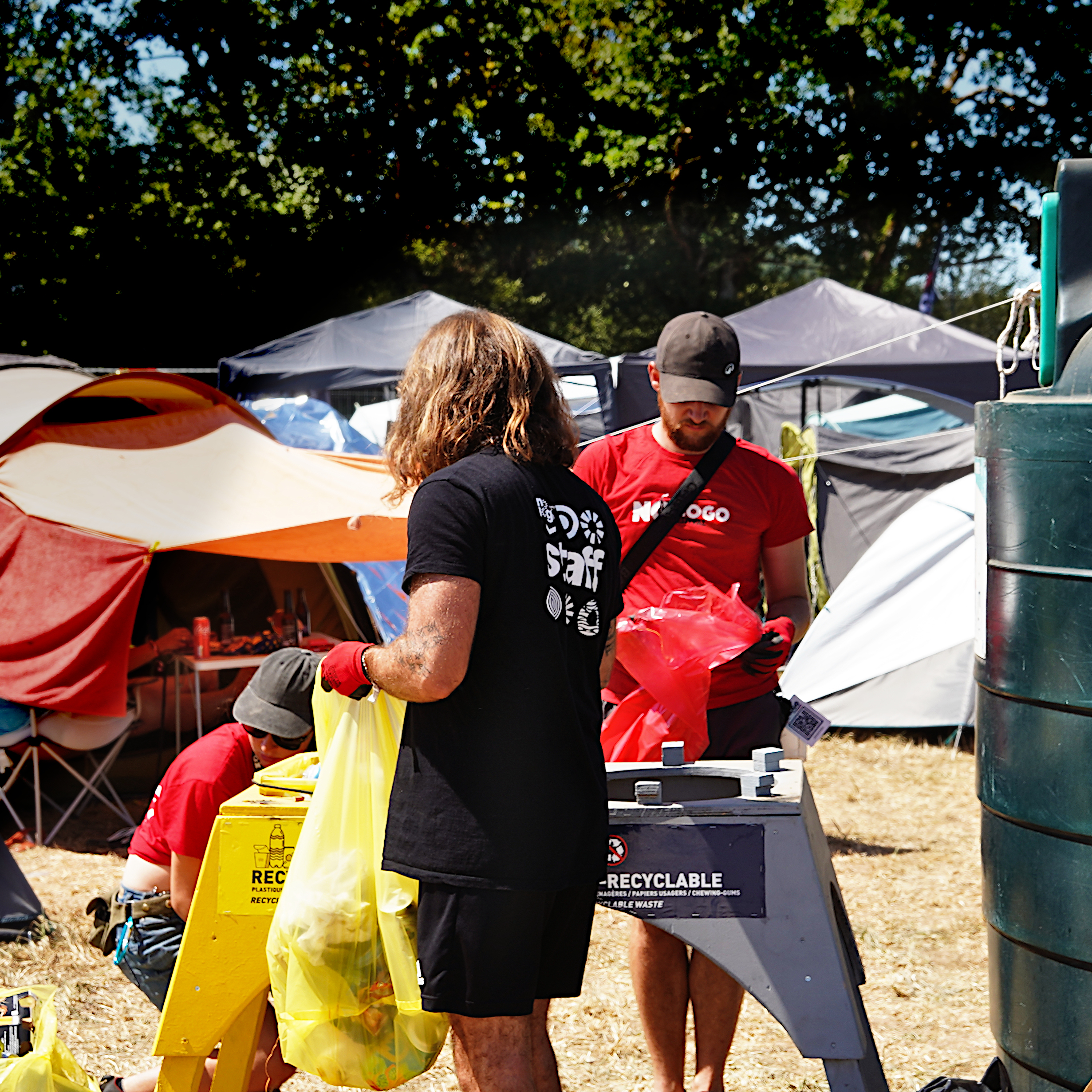 changement des poubelles sales et recyclable par l'équipe de nettoyage