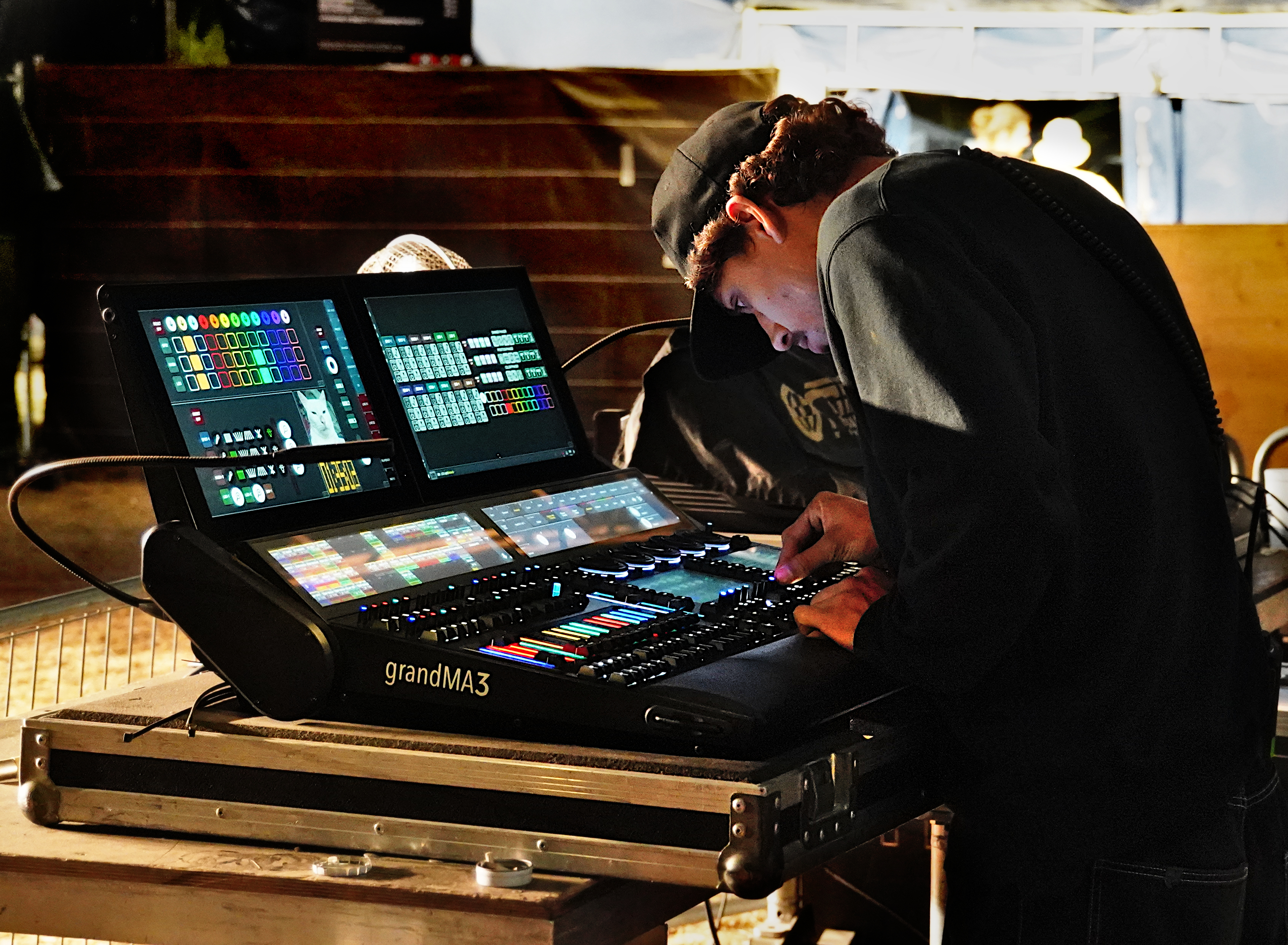 Autre ingé son en plein réglages sur sa console