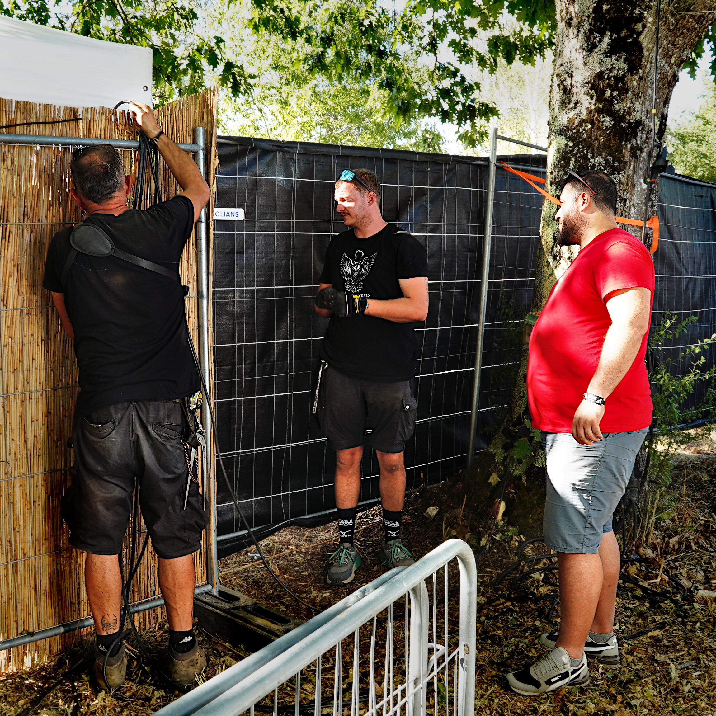 Le staff installe les palissades pour délimiter les espaces