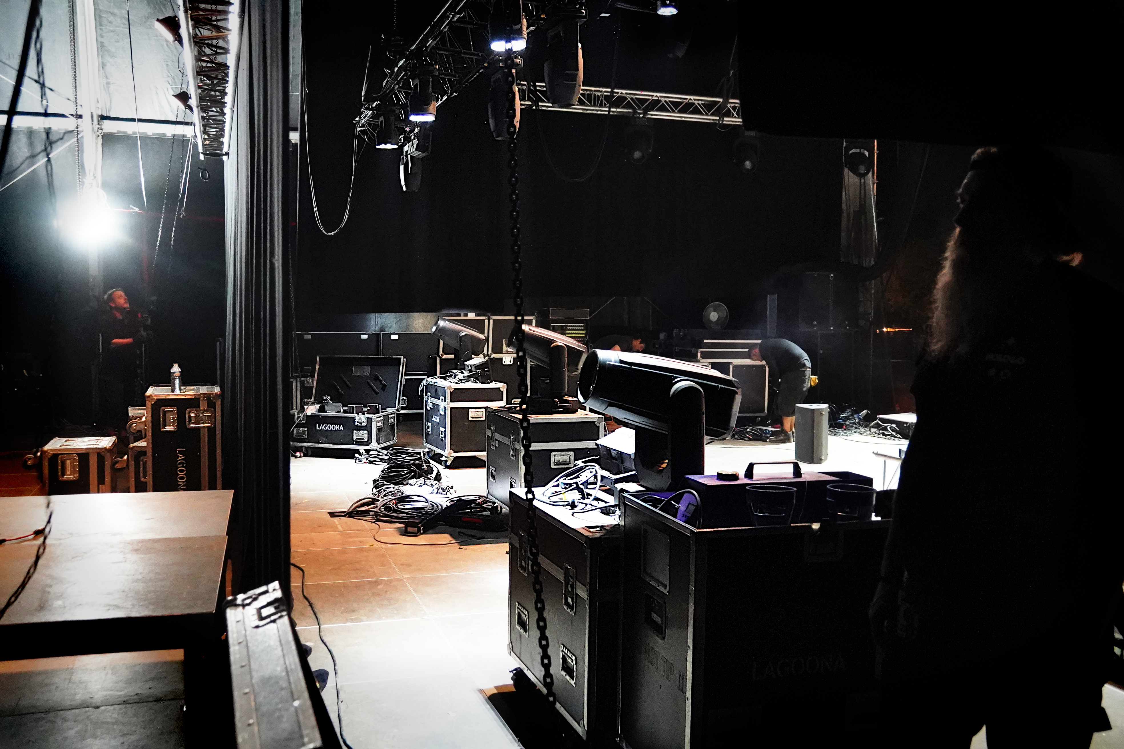 Photo backstage d'une scène installée, avec projecteurs et matériel sonore