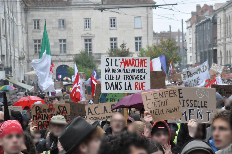 La manifestation s'élance de la de la Place de la Révolution plusieurs pancartes sont visibles "Si l'anarchie n'a pas sa place au musée, elle la trouvera dans la rue", "l'enfer c'était mieux avant", "ACAB, ,ique la police", et d'autres moins lisibles