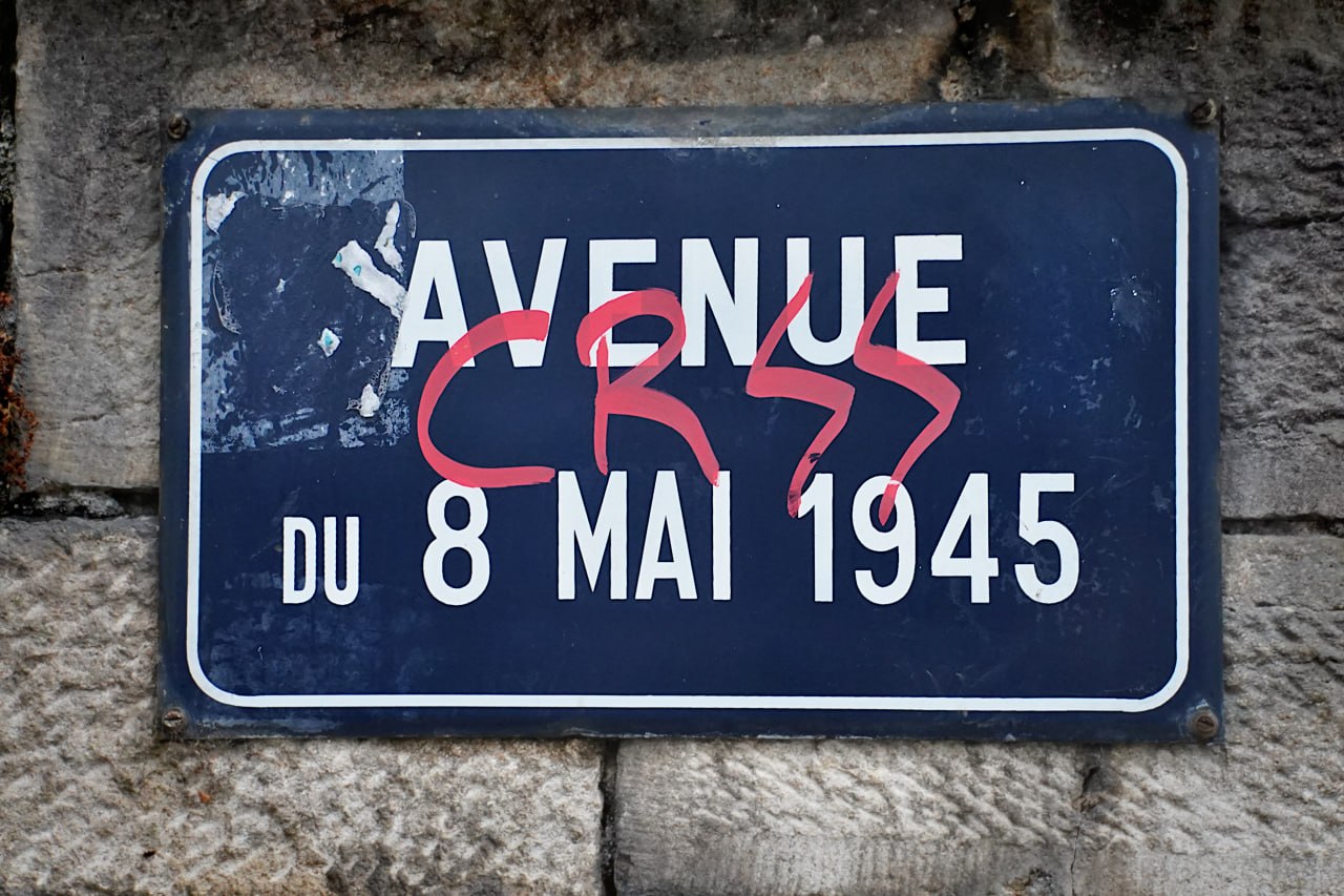 La plaque de l'avenue du 8 mai 1945 avec l'inscription CRSS