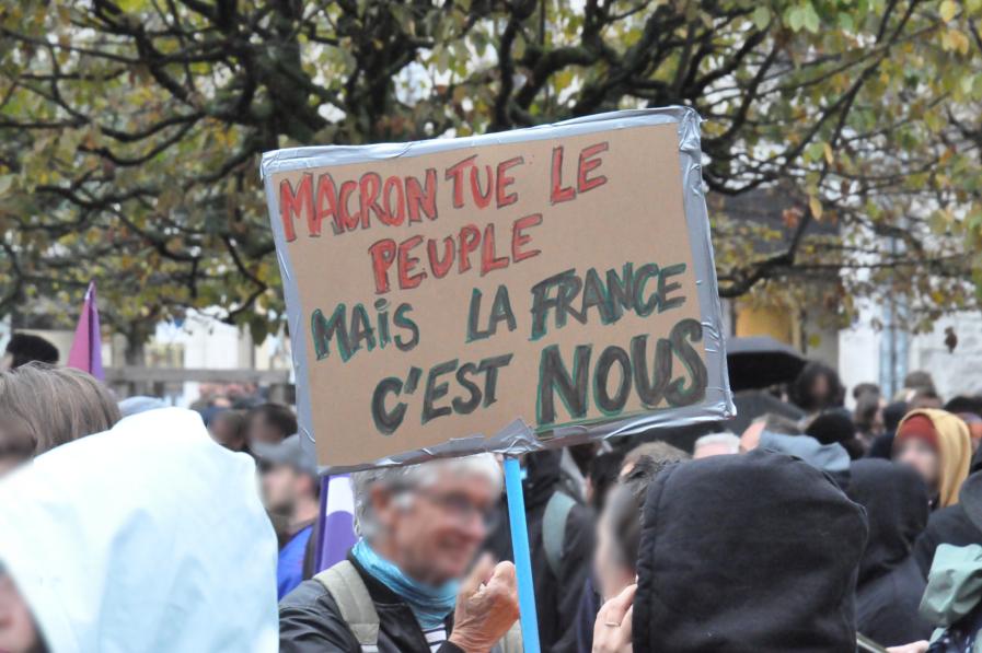 Pancarte "Macron tue le peuple mais la France c'est Nous"