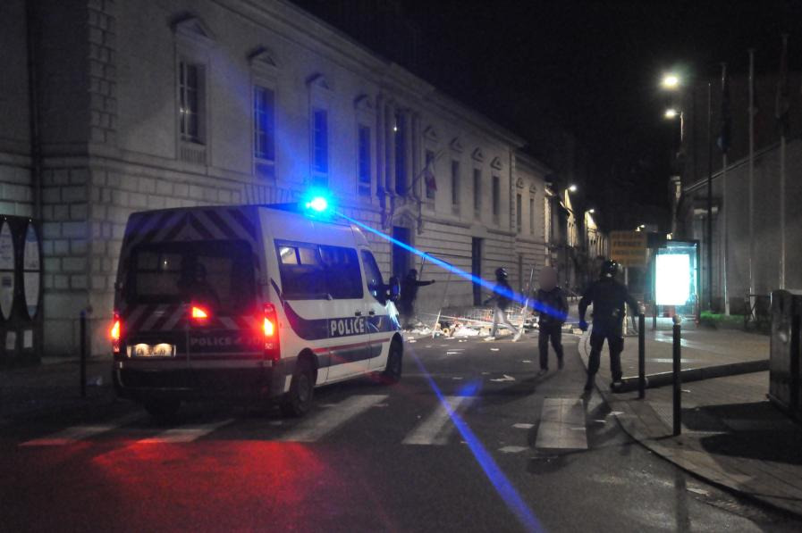 Les policiers déplaçant une barricade rue Mégevand
