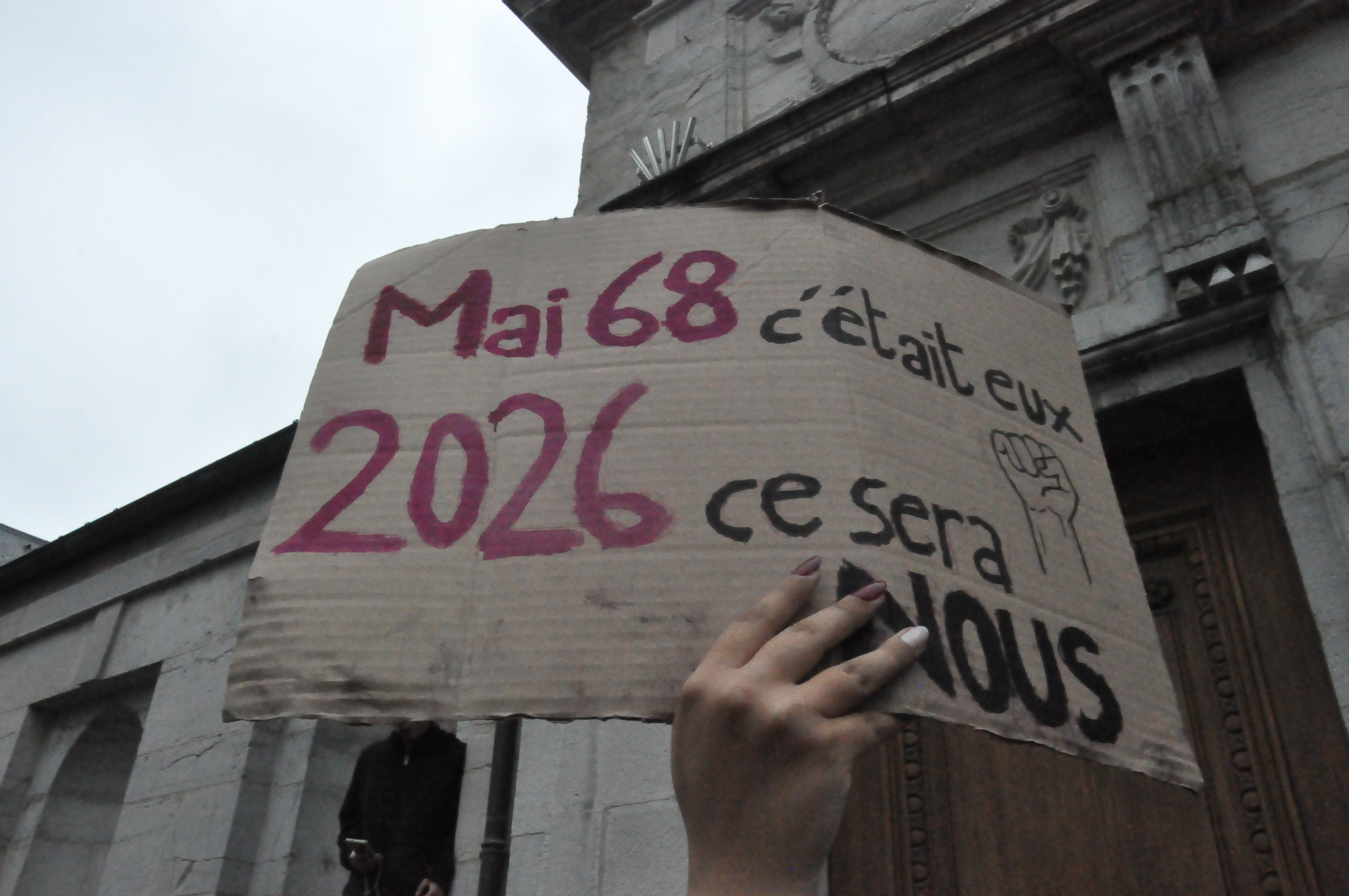 Pancarte "Mai 68 c'était eux 2026 ce sera nous"