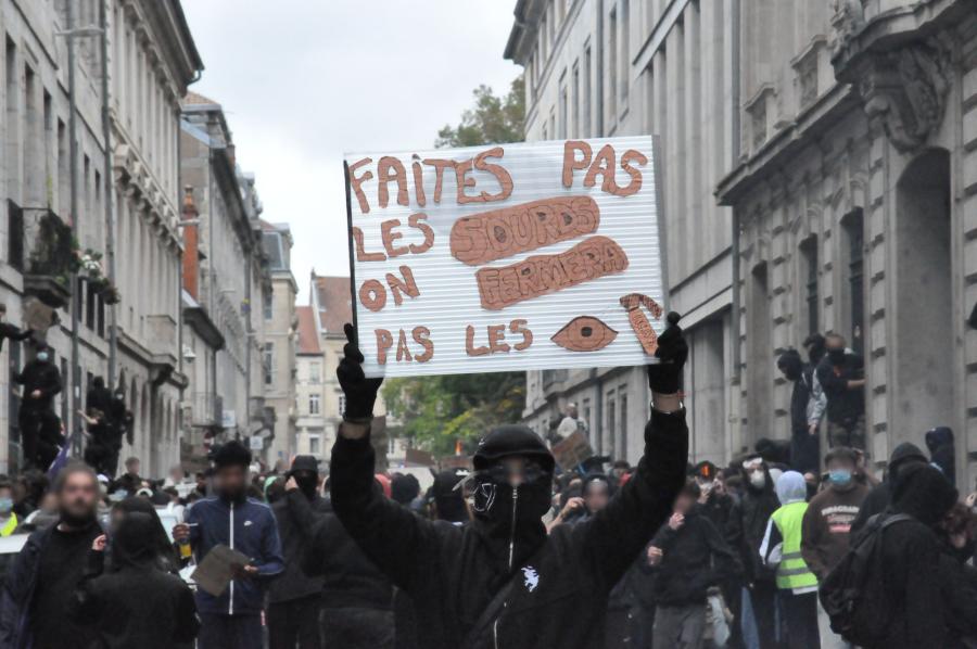 Pancarte "Faites pas les sourds on fermera pas les yeux"