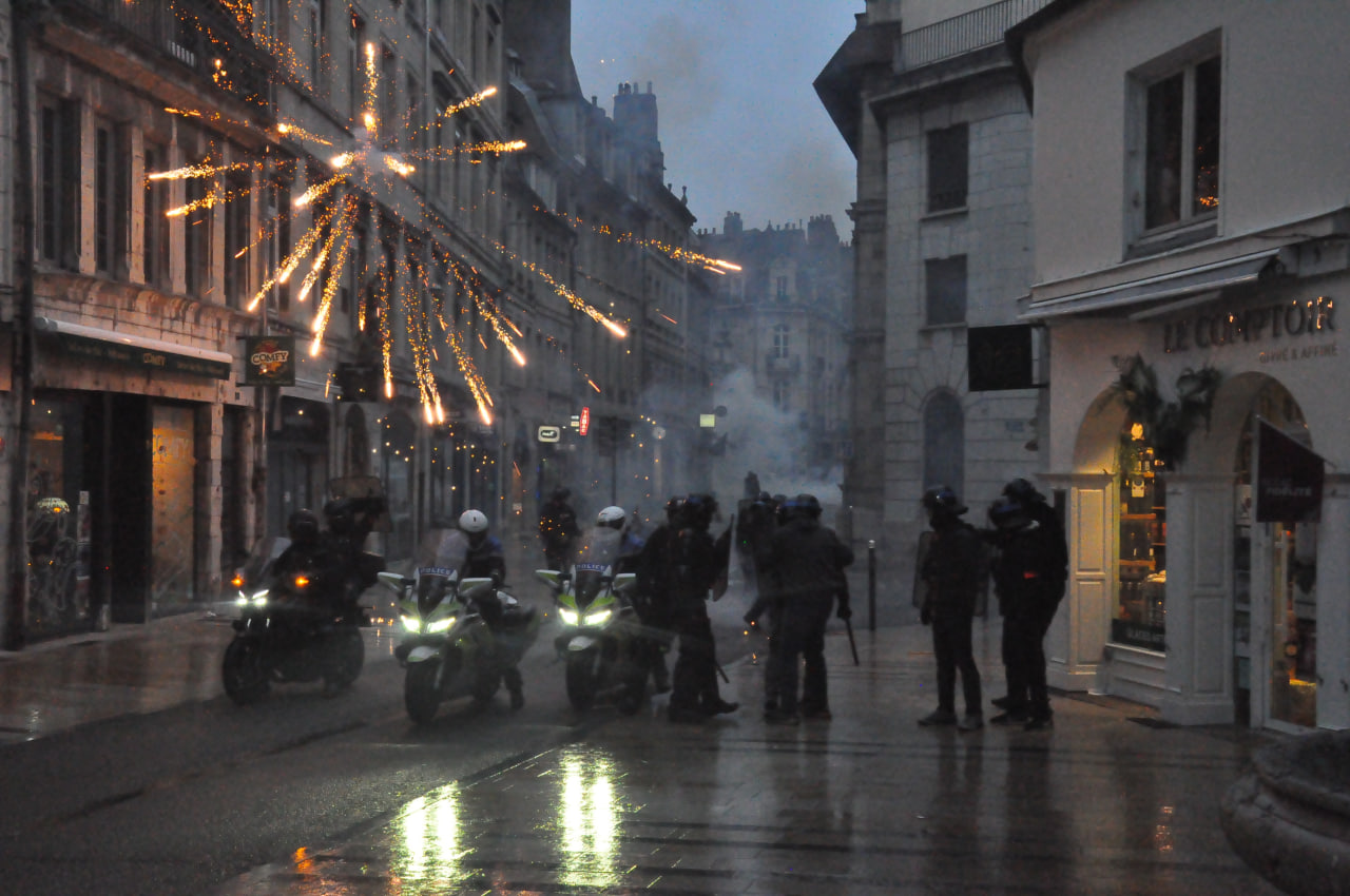 Les forces de l'ordre visées par des tirs de mortier d'artifice au croisement de la Grande rue et de la rue de la Préfecture