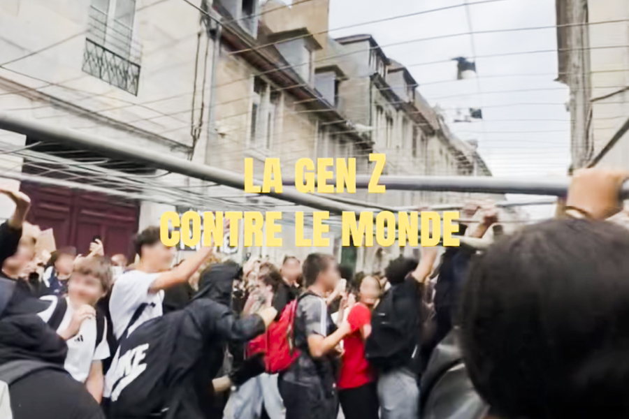 Des jeunes portant une grille devant le lycée Pasteur