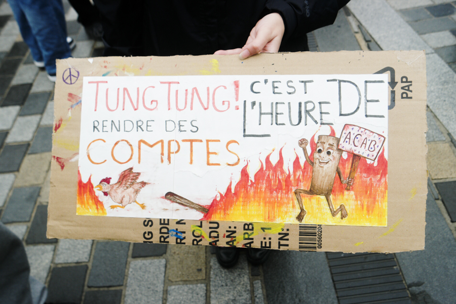Pancarte "Tung Tung ! c'est l'heure de rendre des comptes"