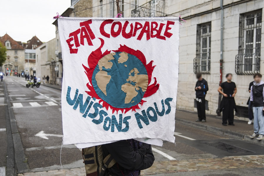 Banderole "État coupable unissons nous"
